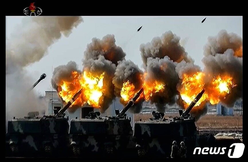본문 이미지 - 북한이 7일 한미연합연습인 '자유의 방패'에 대응해 서울 타격 임무를 맡은 부대가 포함된 포사격 훈련을 진행했다. (출처=조선중앙TV) 2024.3.18./뉴스1