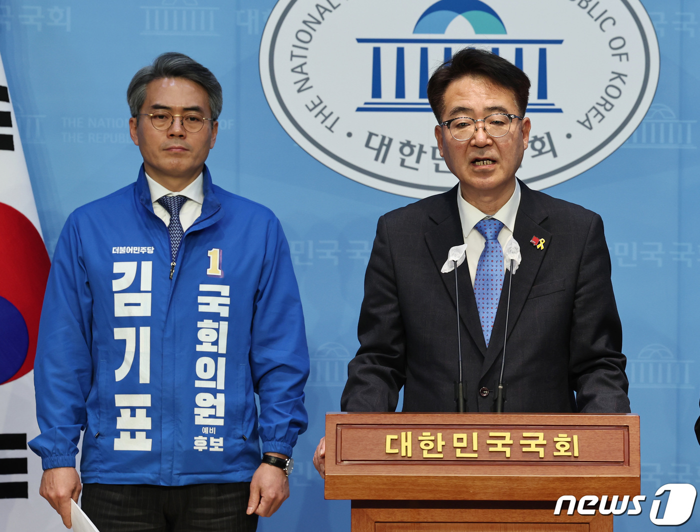 (서울=뉴스1) 구윤성 기자 = 경기 부천을 선거구에 출사표를 던진 김기표 더불어민주당 후보(왼쪽)와 백현종 진보당 후보가 18일 오전 서울 여의도 국회 소통관에서 단일화 발표 기 …