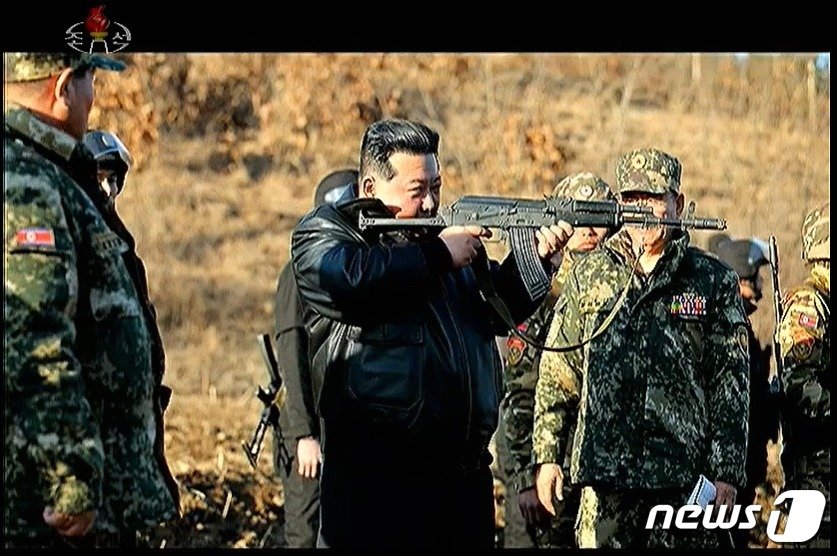 김정은 북한 노동당 총비서가 지난 6일 서부지구 중요 작전 훈련기지에서 진행된 야외 실기동 훈련에서 사격 자세를 취하고 있다. &#40;출처=조선중앙TV&#41; 2024.3.18./뉴스1