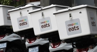 본문 이미지 - 쿠팡이츠 마트 배달 오토바이가 서울 송파구 쿠팡 마이크로 풀필먼트 센터 앞에서 대기하고 있다. /뉴스1