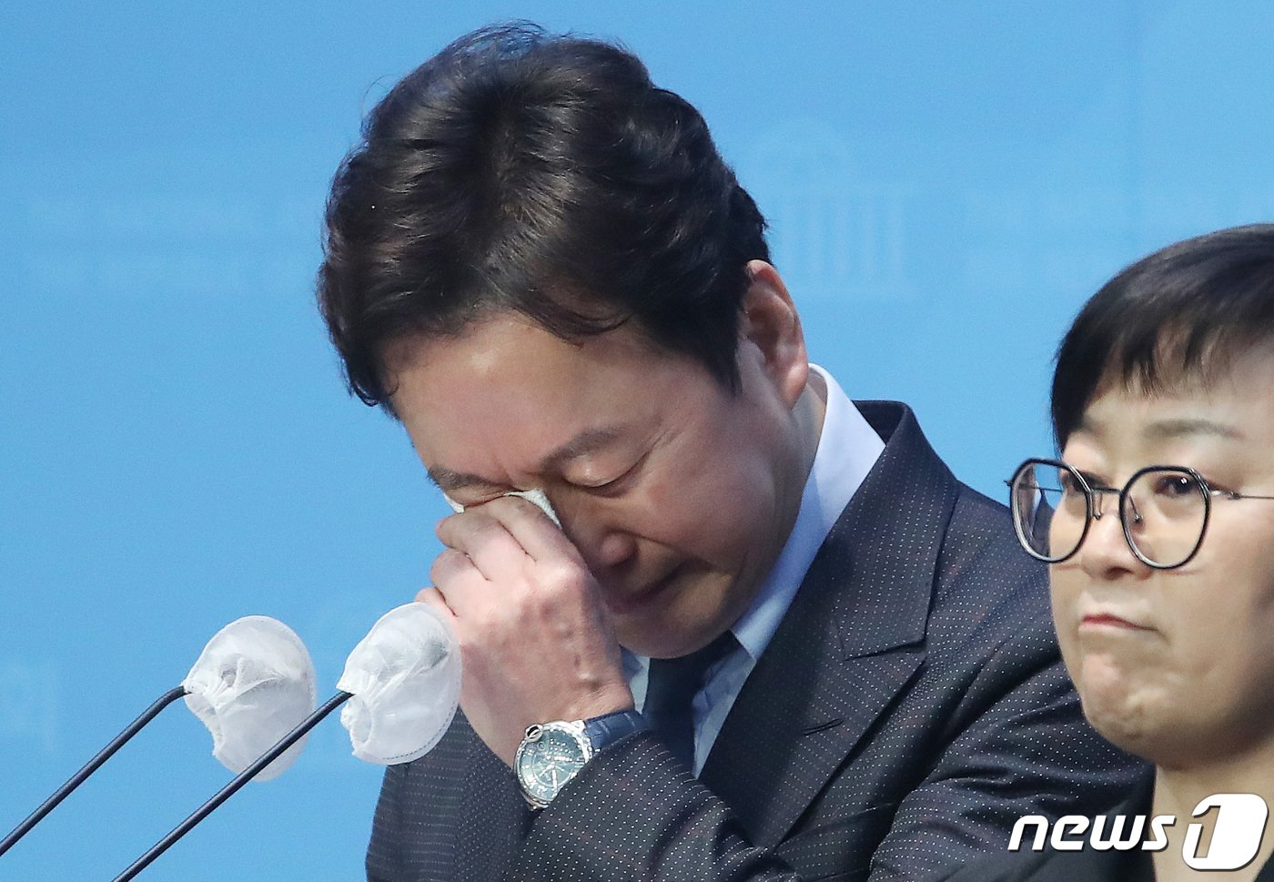 본문 이미지 - 더불어민주당 서울 강북을 공천이 취소된 정봉주 전 후보가 18일 오전 서울 여의도 국회 소통관에서 입장 발표 기자회견중 눈물을 흘리고 있다. 2024.3.18/뉴스1 ⓒ News1 임세영 기자