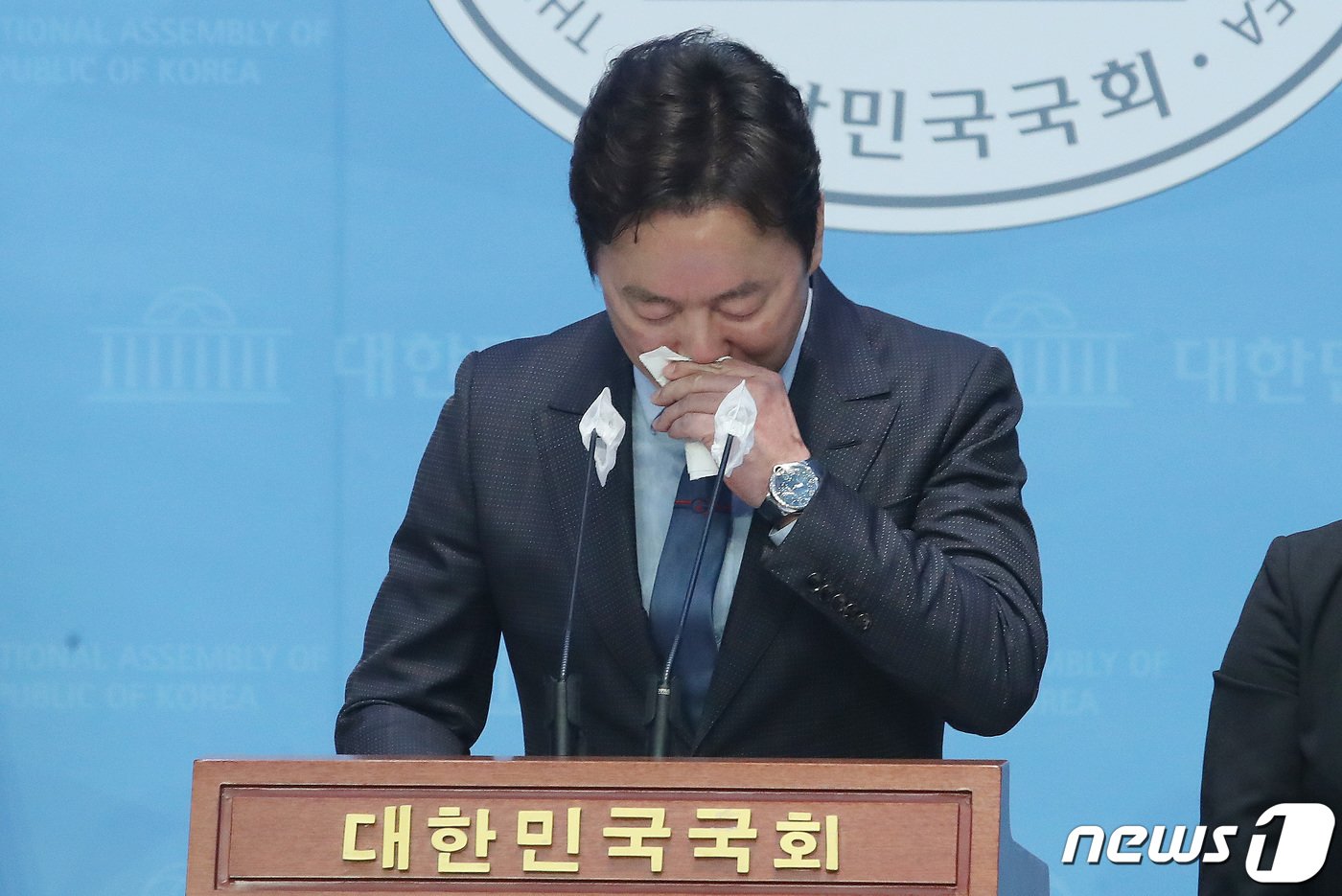 본문 이미지 - 더불어민주당 서울 강북을 공천이 취소된 정봉주 전 후보가 18일 오전 서울 여의도 국회 소통관에서 입장 발표 기자회견중 눈물을 흘리고 있다. 2024.3.18/뉴스1 ⓒ News1 임세영 기자
