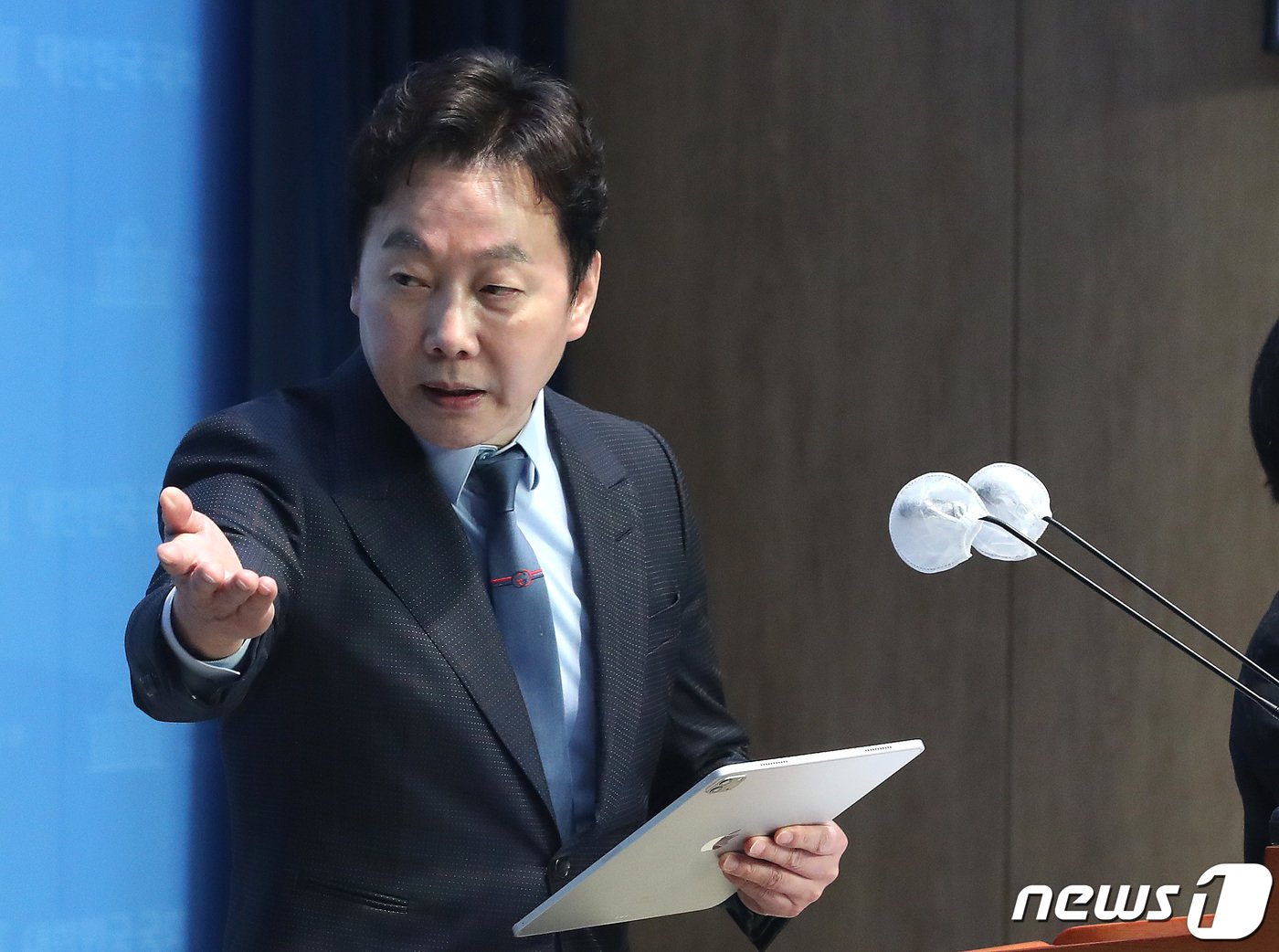 본문 이미지 - 더불어민주당 서울 강북을 공천이 취소된 정봉주 전 후보가 18일 오전 서울 여의도 국회 소통관에서 기자회견을 갖고 입장을 밝히고 있다. 2024.3.18/뉴스1 ⓒ News1 임세영 기자