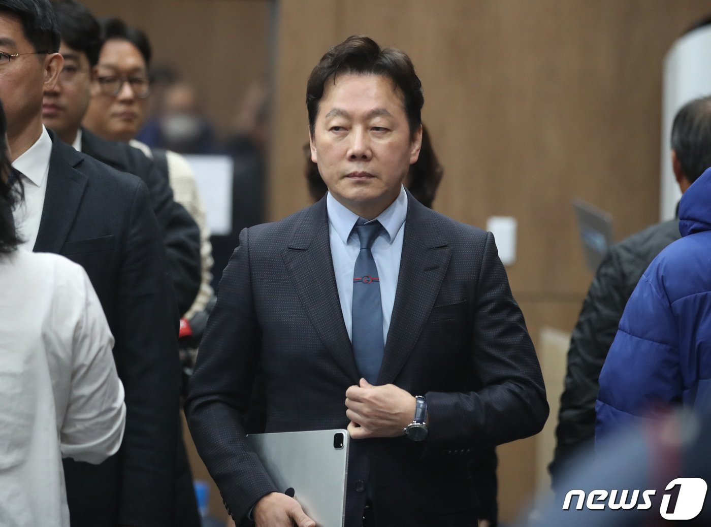 본문 이미지 - 더불어민주당 서울 강북을 공천이 취소된 정봉주 전 후보가 18일 오전 서울 여의도 국회 소통관에서 입장 발표 기자회견을 하기 위해 이동하고 있다. 2024.3.18/뉴스1 ⓒ News1 임세영 기자