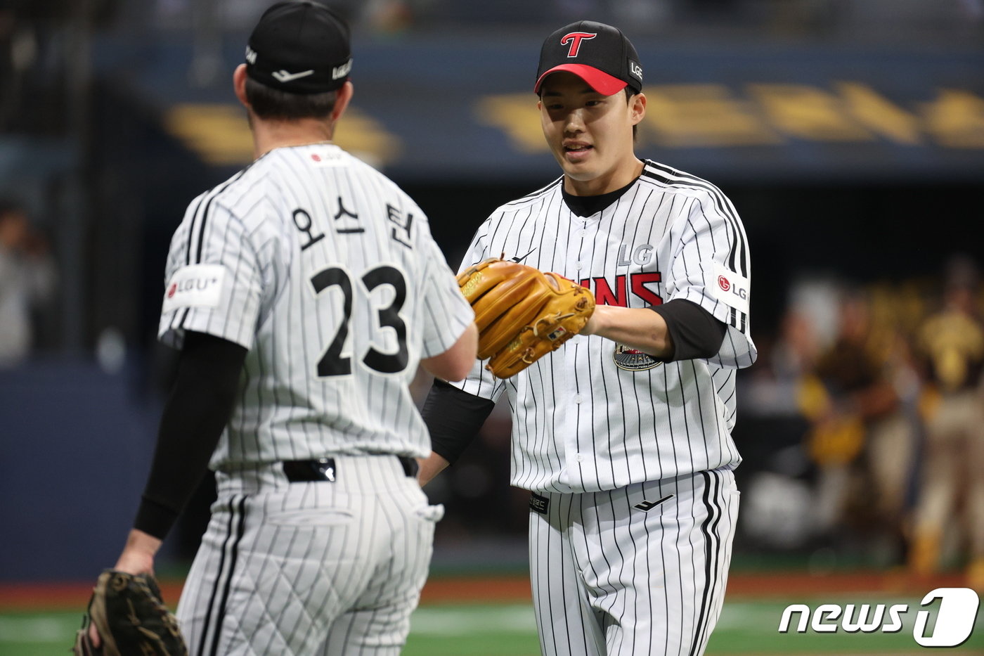 18일 서울 고척스카이돔에서 미국프로야구&#40;MLB&#41; 공식 개막시리즈를 앞두고 열린 LG 트윈스와 샌디에이고 파드리스의 스페셜 경기에서 1회초를 삼자범퇴로 마친 LG 선발 임찬규가 오스틴과 인사를 나누고 있다. 2024.3.18/뉴스1 ⓒ News1 박정호 기자