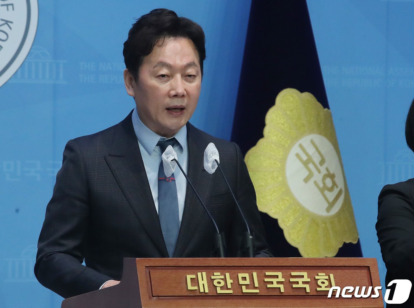 본문 이미지 - 더불어민주당 서울 강북을 공천이 취소된 정봉주 전 후보가 18일 오전 서울 여의도 국회 소통관에서 기자회견을 갖고 입장을 밝히고 있다. 2024.3.18/뉴스1 ⓒ News1 임세영 기자