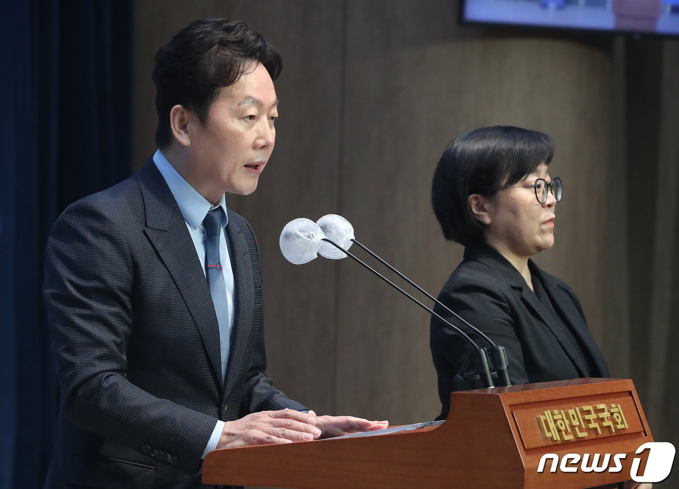 본문 이미지 - 더불어민주당 서울 강북을 공천이 취소된 정봉주 전 후보가 18일 오전 서울 여의도 국회 소통관에서 기자회견을 갖고 입장을 밝히고 있다. 2024.3.18/뉴스1 ⓒ News1 임세영 기자
