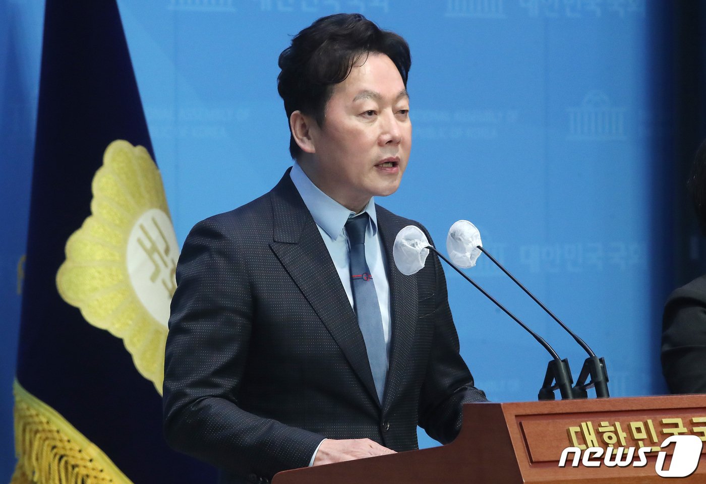 본문 이미지 - 더불어민주당 서울 강북을 공천이 취소된 정봉주 전 후보가 18일 오전 서울 여의도 국회 소통관에서 기자회견을 갖고 입장을 밝히고 있다. 2024.3.18/뉴스1 ⓒ News1 임세영 기자