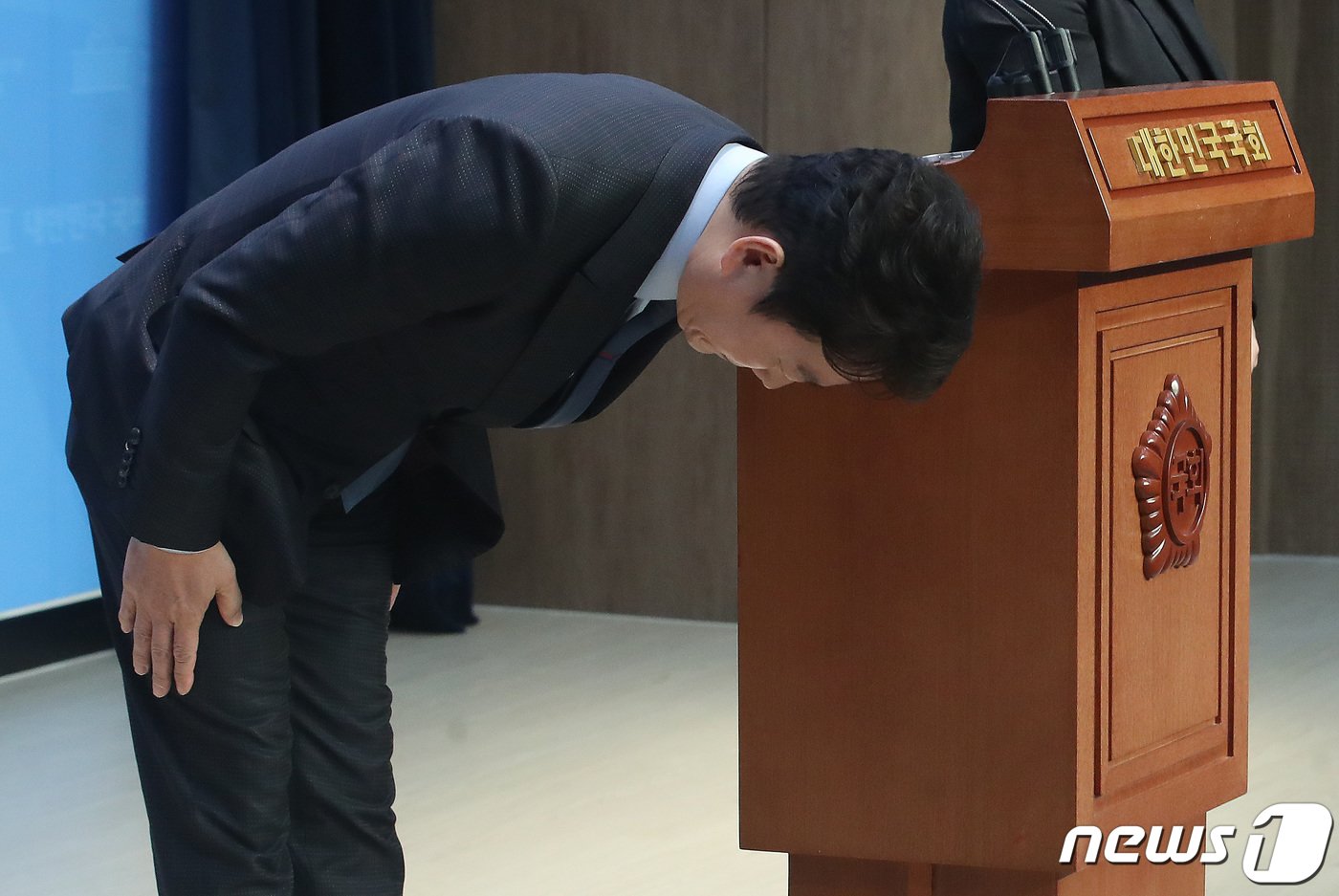 본문 이미지 - 더불어민주당 서울 강북을 공천이 취소된 정봉주 전 후보가 18일 오전 서울 여의도 국회 소통관에서 열린 입장 발표 기자회견에서 고개 숙여 인사하고 있다. 2024.3.18/뉴스1 ⓒ News1 임세영 기자