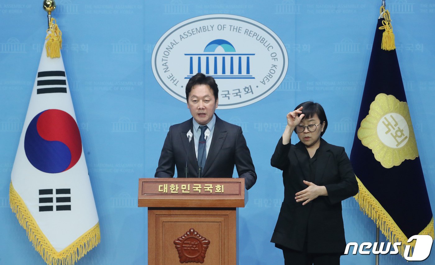 본문 이미지 - 더불어민주당 서울 강북을 공천이 취소된 정봉주 전 후보가 18일 오전 서울 여의도 국회 소통관에서 기자회견을 갖고 입장을 밝히고 있다. 2024.3.18/뉴스1 ⓒ News1 임세영 기자