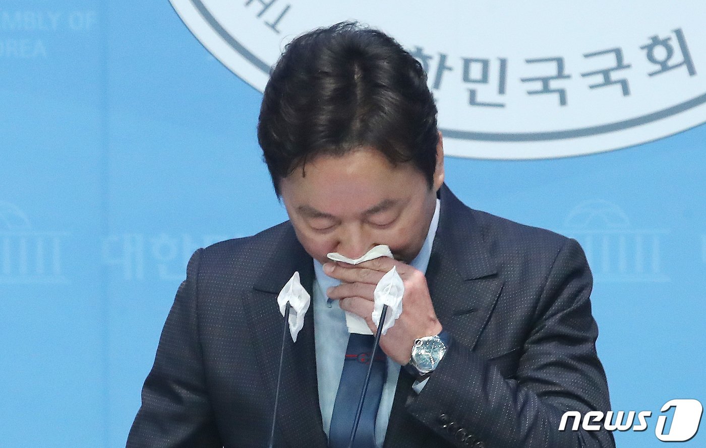 본문 이미지 - 더불어민주당 서울 강북을 공천이 취소된 정봉주 전 후보가 18일 오전 서울 여의도 국회 소통관에서 열린 입장 발표 기자회견중 눈물을 흘리고 있다. 2024.3.18/뉴스1 ⓒ News1 임세영 기자