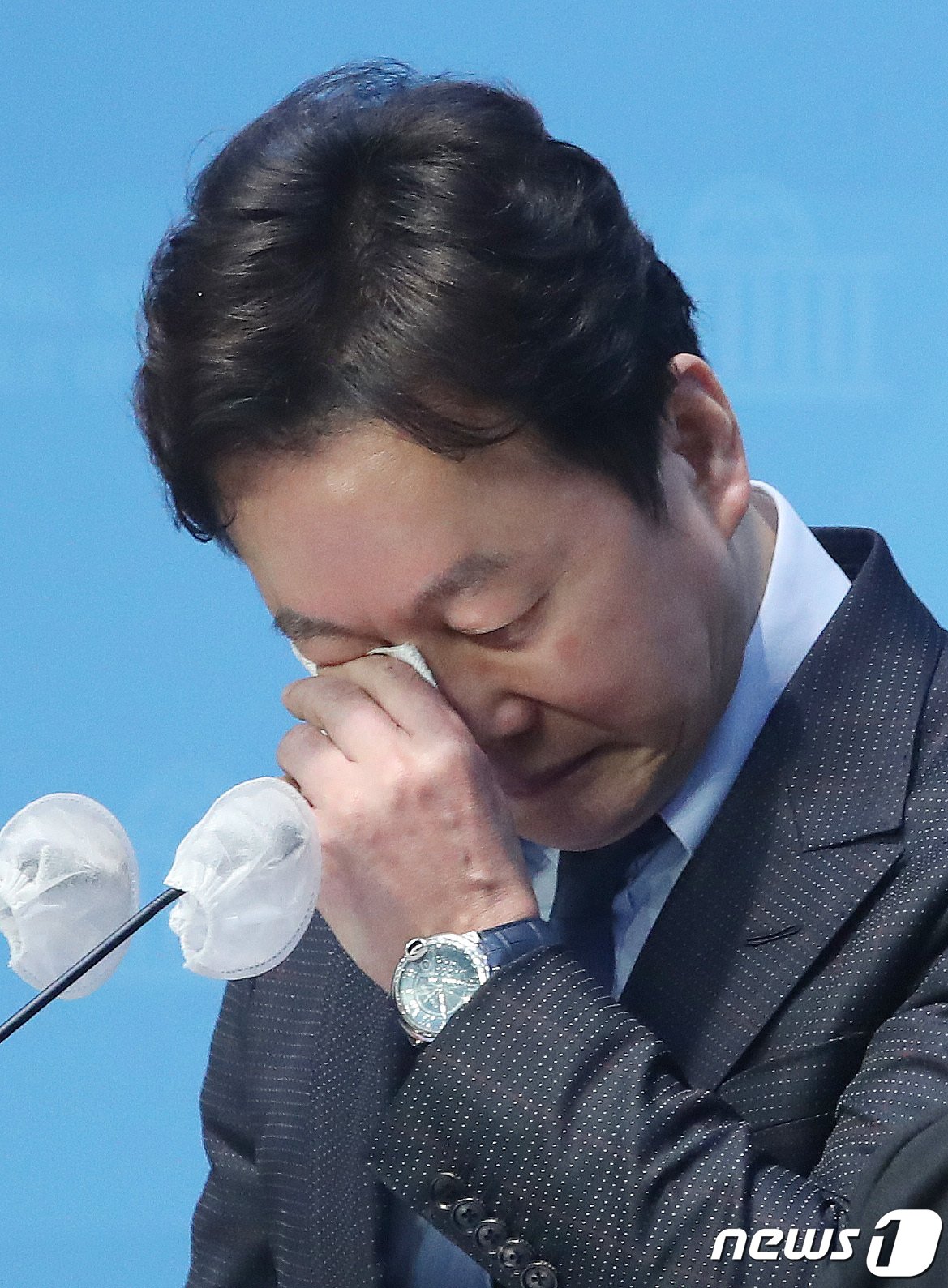 본문 이미지 - 더불어민주당 서울 강북을 공천이 취소된 정봉주 전 후보가 18일 오전 서울 여의도 국회 소통관에서 열린 입장 발표 기자회견중 눈물을 흘리고 있다. 2024.3.18/뉴스1 ⓒ News1 임세영 기자