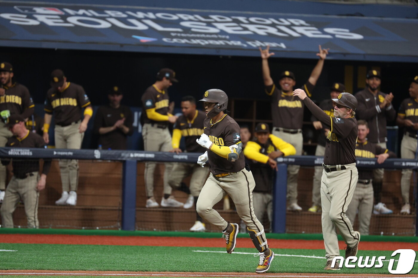 본문 이미지 - 샌디에이고 파드리스 김하성이 18일 서울 고척스카이돔에서 미국프로야구(MLB) 공식 개막시리즈를 앞두고 열린 LG 트윈스와 샌디에이고 파드리스의 스페셜 경기 2회초 무사 2루 상황에서 투런포를 터트린 후 기뻐하고 있다. 2024.3.18/뉴스1 ⓒ News1 박정호 기자