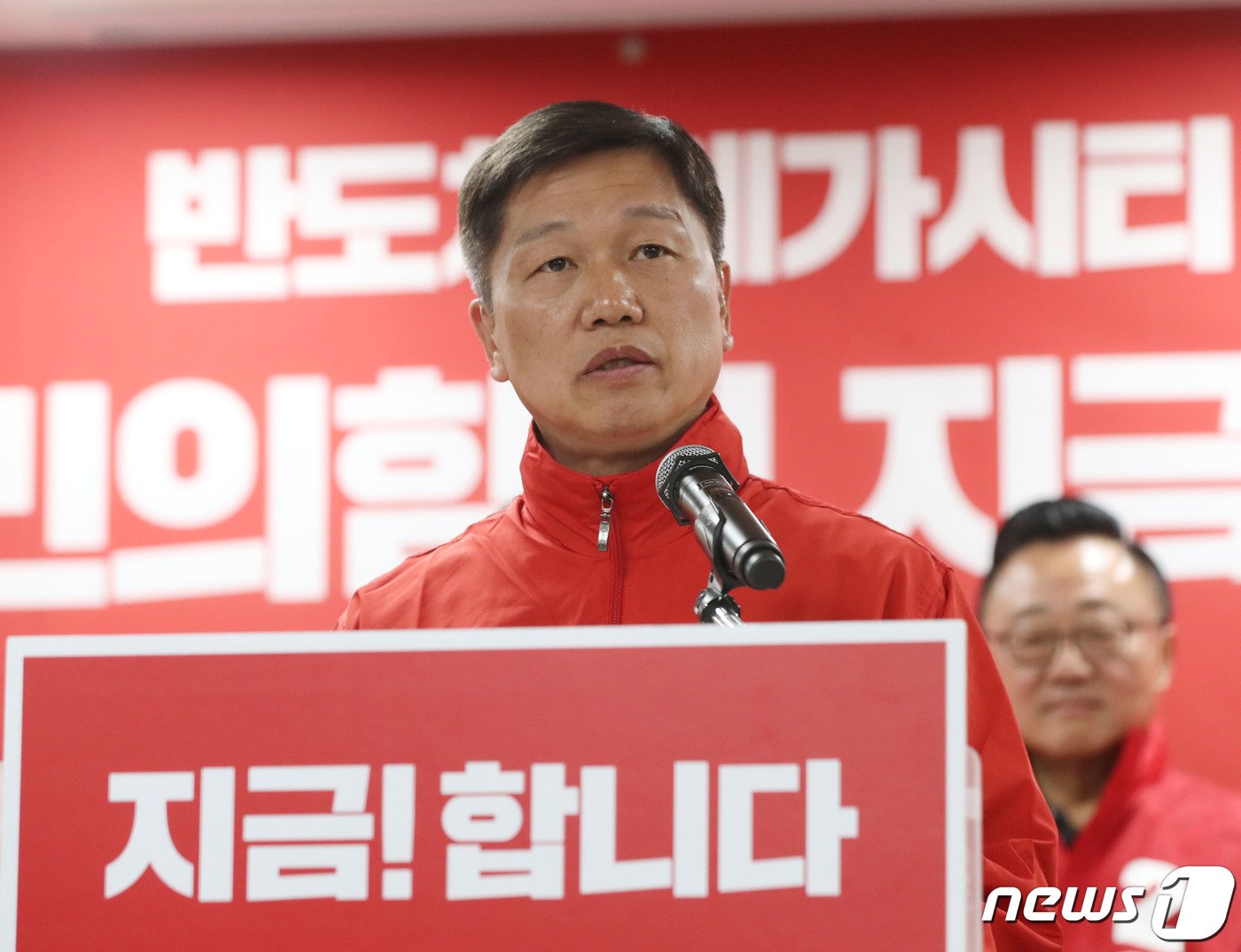 본문 이미지 - 이상철 국민의힘 용인을 후보가 18일 오전 경기 수원시 영통구 경기도의회에서 열린 '국민의힘 반도체 공약 합동발표 기자회견'에서 공약을 발표하고 있다. 2024.3.18/뉴스1 ⓒ News1 김영운 기자
