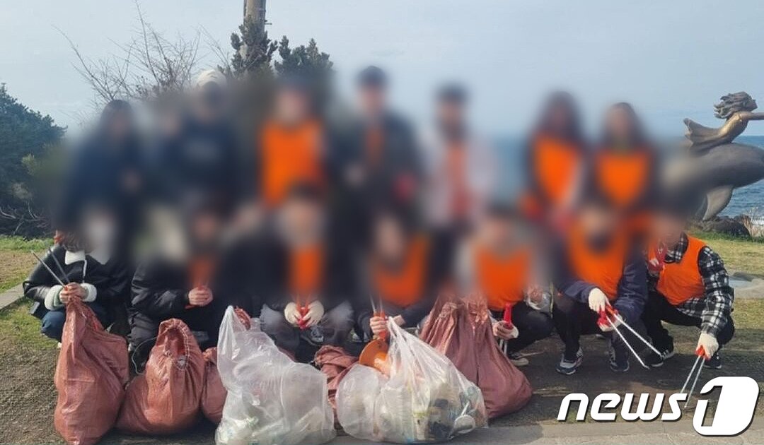 본문 이미지 - 제주대학교 의과대학 학생들이 지난 7일 제주시 이호테우해수욕장 일대에서 플로깅 후 기념촬영을 하고 있다.(제주대학교 의과대학 비상시국정책대응위원회 사회관계망서비스 갈무리)2024.3.18./뉴스1