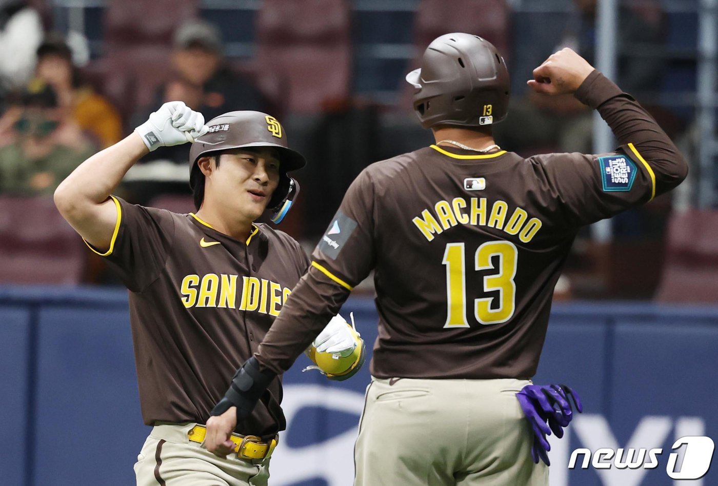 샌디에이고 파드리스 김하성이 18일 서울 고척스카이돔에서 미국프로야구&#40;MLB&#41; 공식 개막시리즈를 앞두고 열린 LG 트윈스와 샌디에이고 파드리스의 스페셜 경기 2회초 무사 2루 상황에서 투런포를 터트린 후 2루 주자 마차도와 하이파이브를 나누고 있다. &#40;공동취재&#41; 2024.3.18/뉴스1 ⓒ News1 박정호 기자