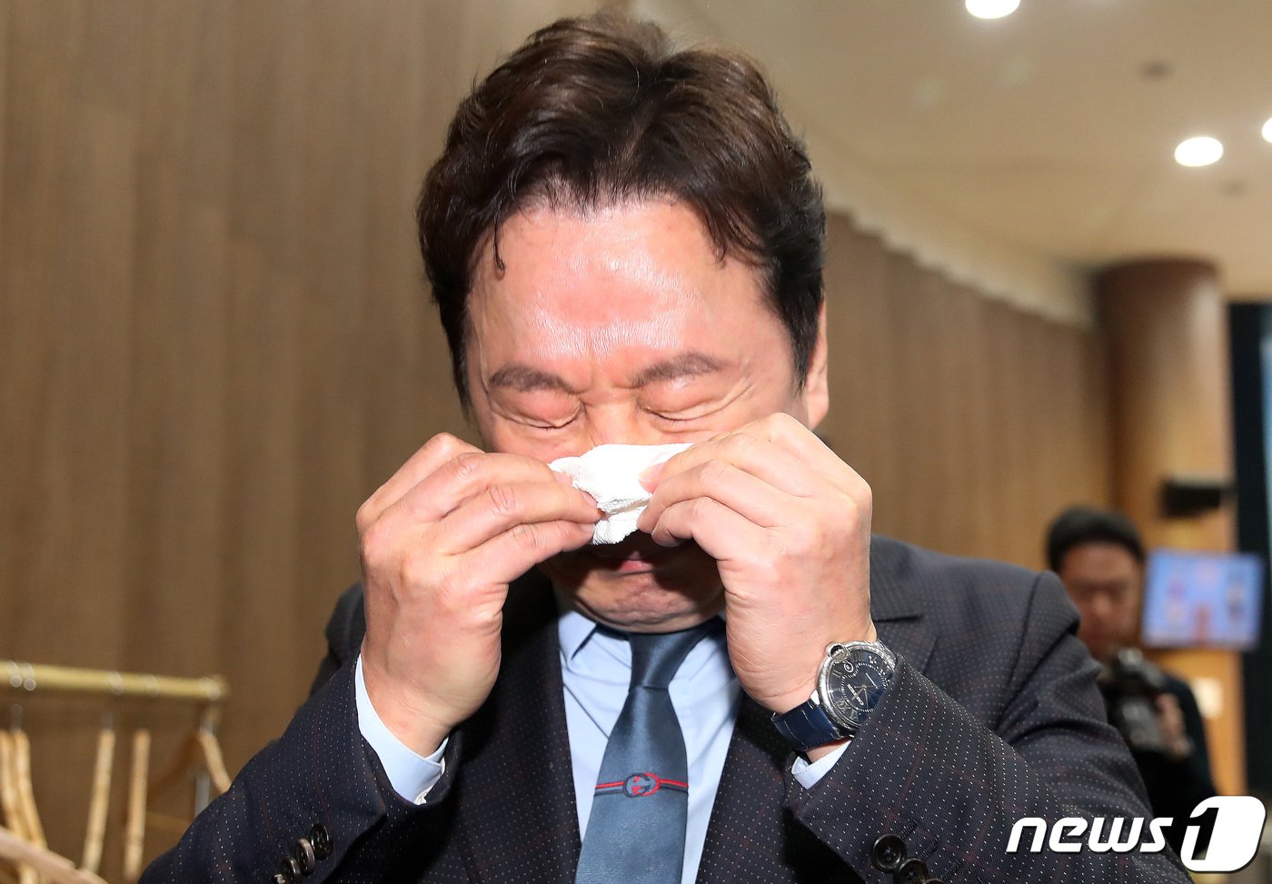 본문 이미지 - 더불어민주당 서울 강북을 공천이 취소된 정봉주 전 후보가 18일 오전 서울 여의도 국회 소통관에서 입장 발표 기자회견을 마치고 눈물을 흘리며 나서고 있다. 2024.3.18/뉴스1 ⓒ News1 임세영 기자