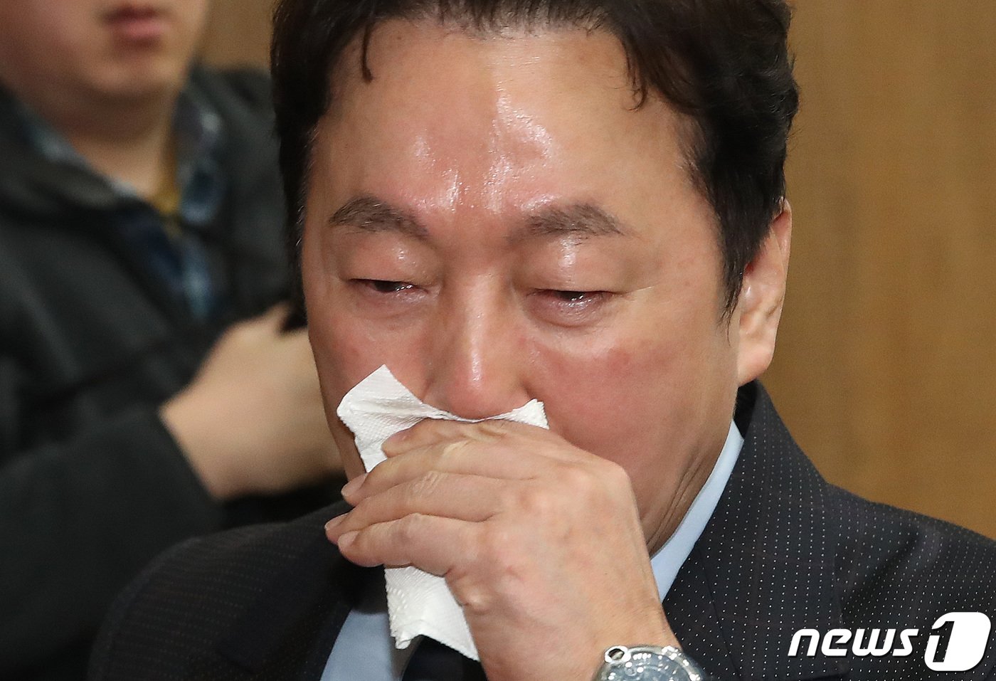 본문 이미지 - 더불어민주당 서울 강북을 공천이 취소된 정봉주 전 후보가 18일 오전 서울 여의도 국회 소통관에서 입장 발표 기자회견을 마치고 눈물을 흘리며 나서고 있다. 2024.3.18/뉴스1 ⓒ News1 임세영 기자