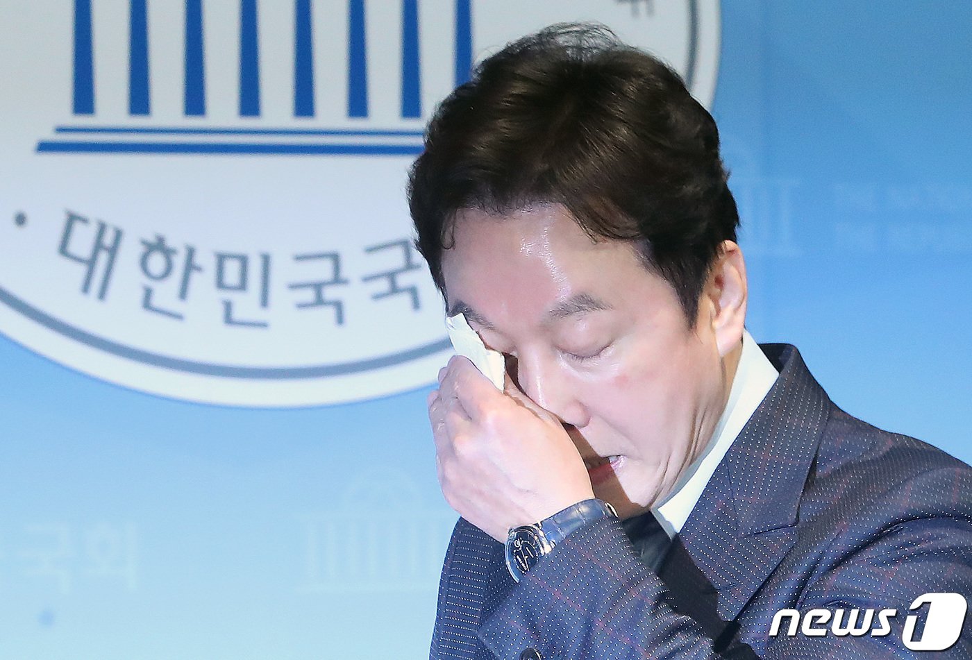 본문 이미지 - 더불어민주당 서울 강북을 공천이 취소된 정봉주 전 후보가 18일 오전 서울 여의도 국회 소통관에서 입장 발표 기자회견을 마치고 눈물을 흘리며 나서고 있다. 2024.3.18/뉴스1 ⓒ News1 임세영 기자