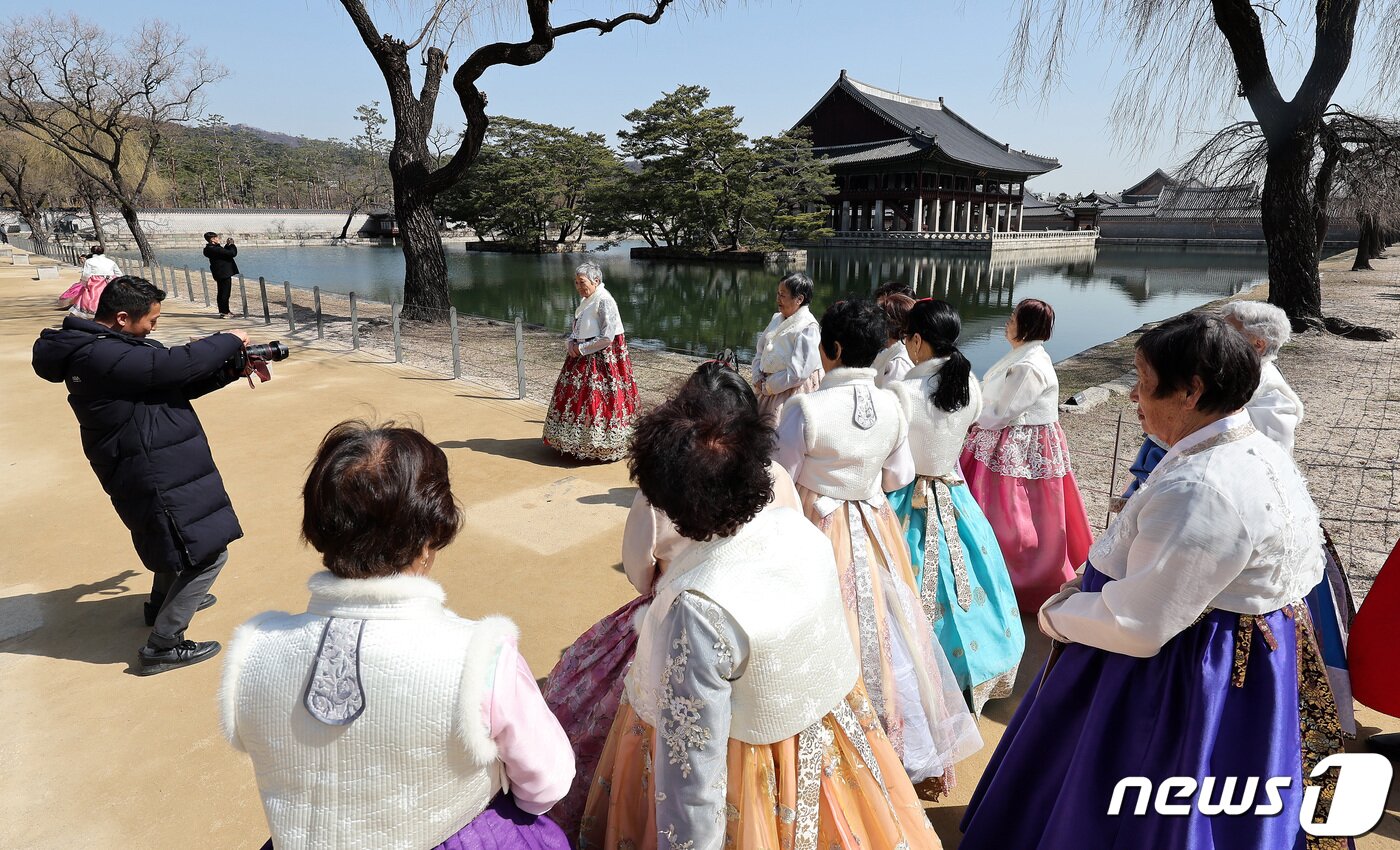 본문 이미지 - 한복을 입은 사할린 동포들이 18일 서울 경복궁을 찾아 기념촬영을 하고 있다. 대한적십자사는 코로나19와 러시아-우크라이나 전쟁으로 일시 중단됐던 '사할린 동포 일시 모국 방문 지원사업'을 4년 만에 재개했다. 이들은 1990년 러사아와 수교가 체결되면서 동포들이 국내 영주귀국할 수 있었으나 자녀 등 가족과 이산 문제로 영주귀국을 포기하고 현지에 남기로 한 동포들이다. 동포들은 오는 23일까지 국내에 체류하며 형제자매 등 가족과 만나는 시간을 갖고 청와대 등을 방문하며 한국문화를 체험 할 예정이다. 2024.3.18/뉴스1 ⓒ News1 박지혜 기자