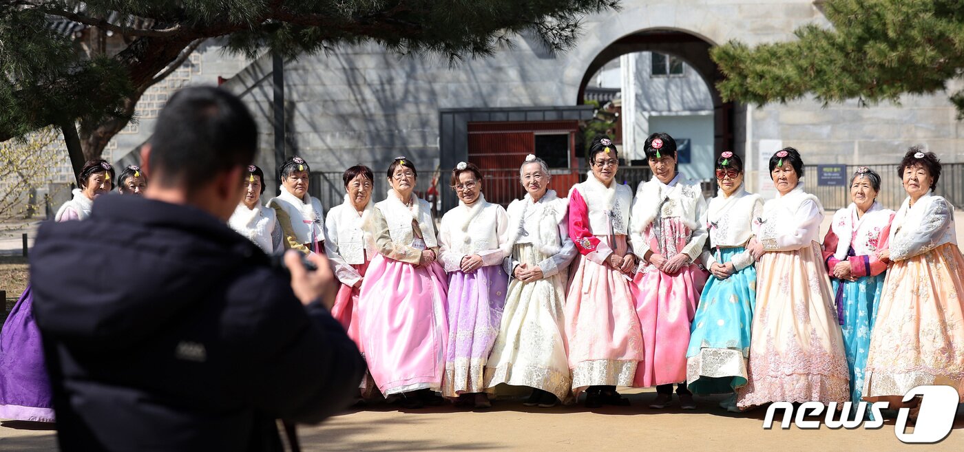 본문 이미지 - 한복을 입은 사할린 동포들이 18일 서울 경복궁을 찾아 기념촬영을 하고 있다. 대한적십자사는 코로나19와 러시아-우크라이나 전쟁으로 일시 중단됐던 '사할린 동포 일시 모국 방문 지원사업'을 4년 만에 재개했다. 이들은 1990년 러사아와 수교가 체결되면서 동포들이 국내 영주귀국할 수 있었으나 자녀 등 가족과 이산 문제로 영주귀국을 포기하고 현지에 남기로 한 동포들이다. 동포들은 오는 23일까지 국내에 체류하며 형제자매 등 가족과 만나는 시간을 갖고 청와대 등을 방문하며 한국문화를 체험 할 예정이다. 2024.3.18/뉴스1 ⓒ News1 박지혜 기자