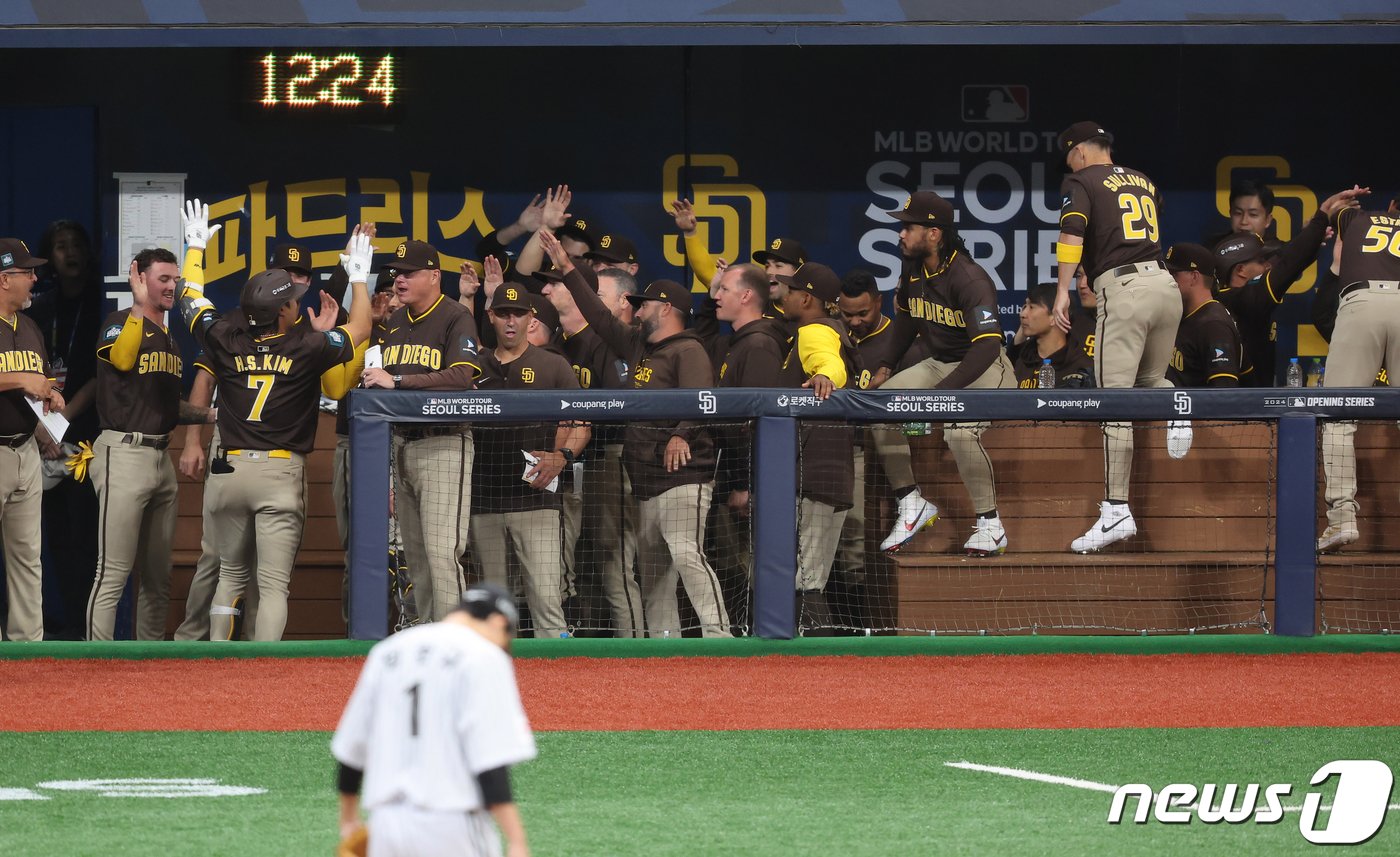 샌디에이고 김하성이 18일 서울 고척스카이돔에서 미국프로야구&#40;MLB&#41; 공식 개막시리즈를 앞두고 열린 LG 트윈스와 샌디에이고 파드리스의 스페셜 경기 2회초 무사 2루 상황에서 투런포를 터트린 후 덕아웃 동료들의 축하를 받고 있다. &#40;공동취재&#41; 2024.3.18/뉴스1 ⓒ News1 박정호 기자