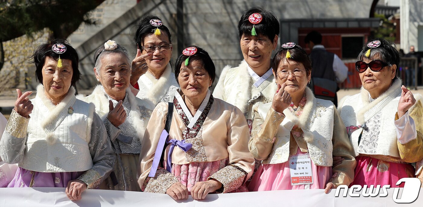 본문 이미지 - 한복을 입은 사할린 동포들이 18일 서울 경복궁을 찾아 기념촬영을 하고 있다. 2024.3.18/뉴스1 ⓒ News1 박지혜 기자