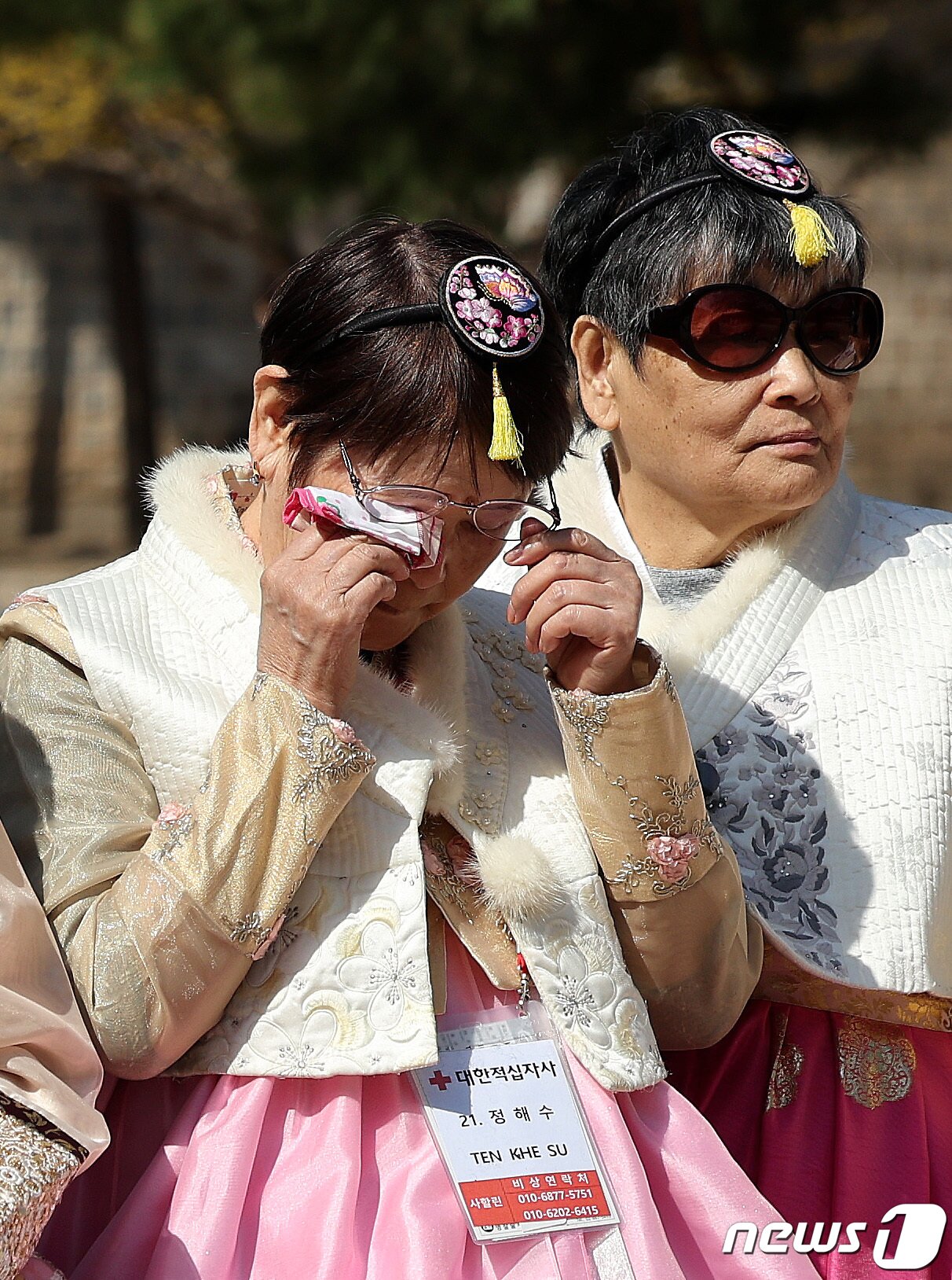 본문 이미지 - 한복을 입은 사할린 동포가 18일 서울 경복궁에서 기념촬영 중 감격의 눈물을 닦고 있다. 대한적십자사는 코로나19와 러시아-우크라이나 전쟁으로 일시 중단됐던 '사할린 동포 일시 모국 방문 지원사업'을 4년 만에 재개했다. 이들은 1990년 러사아와 수교가 체결되면서 동포들이 국내 영주귀국할 수 있었으나 자녀 등 가족과 이산 문제로 영주귀국을 포기하고 현지에 남기로 한 동포들이다. 동포들은 오는 23일까지 국내에 체류하며 형제자매 등 가족과 만나는 시간을 갖고 청와대 등을 방문하며 한국문화를 체험 할 예정이다. 2024.3.18/뉴스1 ⓒ News1 박지혜 기자
