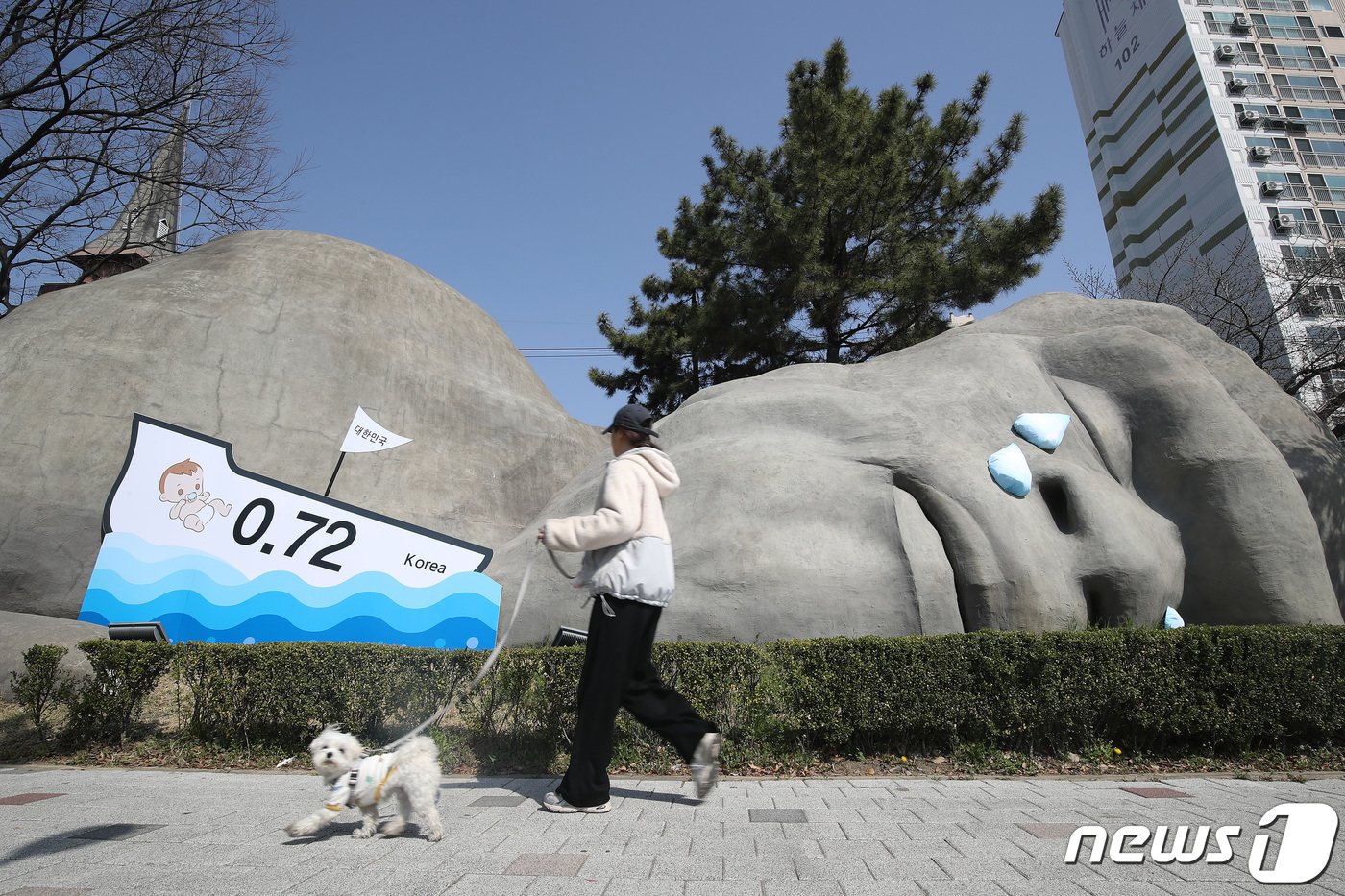 본문 이미지 - 18일 대구 달서구 선사유적공원 진입로 인근에 설치된 거대 원시인 조형물 '이만옹'이 지난해 역대 최저 0.72명의 합계출산율 속에 침몰하는 배와 눈물을 흘리는 모습으로 인구위기 문제 대응을 위한 캠페인에 나서 눈길을 끌고 있다. 2024.3.18/뉴스1 ⓒ News1 공정식 기자