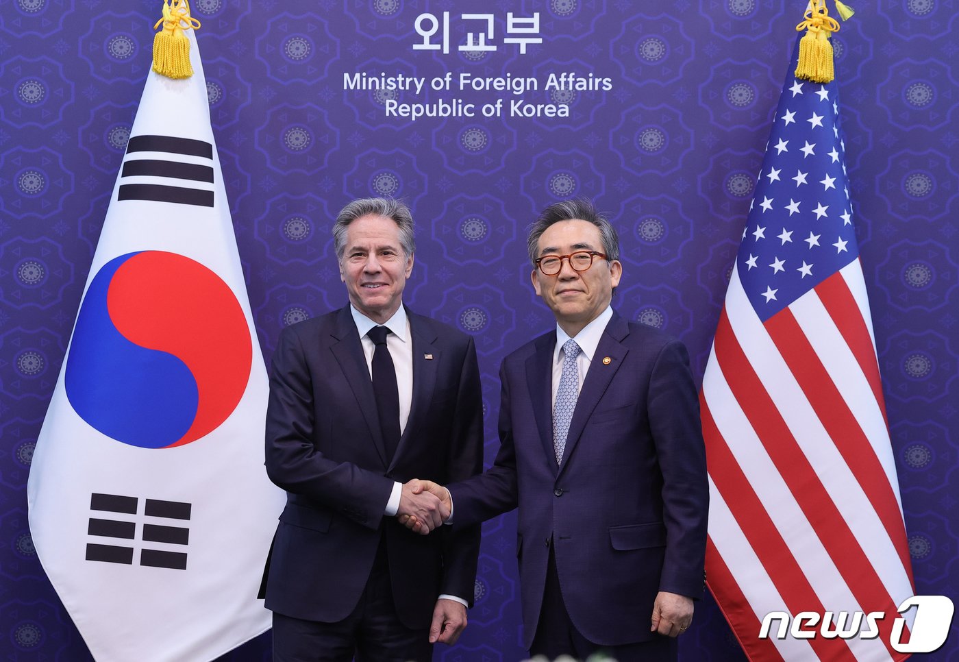 본문 이미지 - 조태열 외교부 장관과 토니 블링컨 미 국무부 장관이 18일 서울 종로구 외교부 청사에서 열린 한-미 외교장관 오찬회담에 앞서 기념촬영을 하고 있다. (공동취재) 2024.3.18/뉴스1 ⓒ News1 허경 기자
