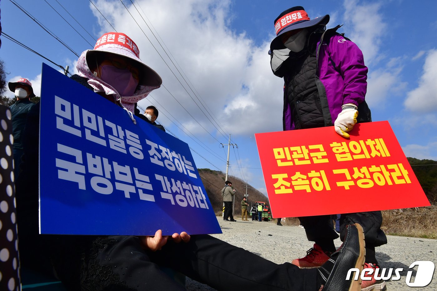 18일 경북 포항시 남구 장기면 산서리 주민들이 군 사격장 앞에서 포병사격훈련을 즉각 중단할 것을 요구하고 있다. 2024.3.18/뉴스1 ⓒ News1 최창호 기자