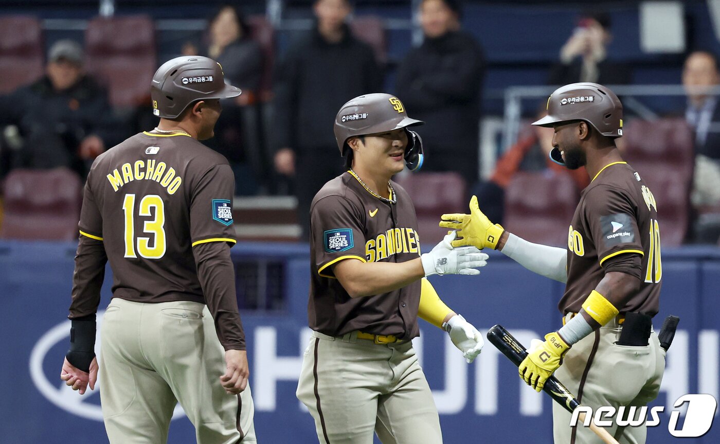 본문 이미지 - 샌디에이고 김하성이 18일 서울 고척스카이돔에서 미국프로야구(MLB) 공식 개막시리즈를 앞두고 열린 LG 트윈스와 샌디에이고 파드리스의 스페셜 경기 6회초 1사 1루 상황에서 투런포를 날린 후 동료들의 축하를 받고 있다. (공동취재) 2024.3.18/뉴스1 ⓒ News1 박정호 기자