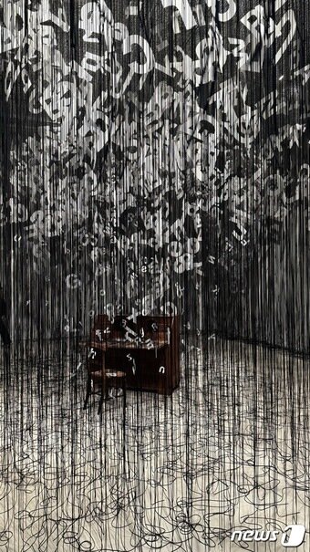 본문 이미지 - 시오타 치하루, 끝없는 선, 2024, 로프, 종이, 책상, 의자, 가변크기, 포도뮤지엄 커미션으로 제작. 2024.3.18/뉴스1 ⓒ News1 김일창 기자