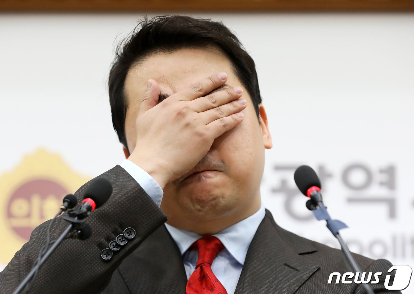 본문 이미지 - 국민의힘 부산 수영구 후보로 공천을 받았다가 막말 논란으로 공천이 취소된 장예찬 전 국민의힘 청년최고위원이 18일 오후 부산시의회 브리핑룸에서 기자회견을 열고 무소속 출마를 선언하고 있다. 2024.3.18/뉴스1 ⓒ News1 윤일지 기자