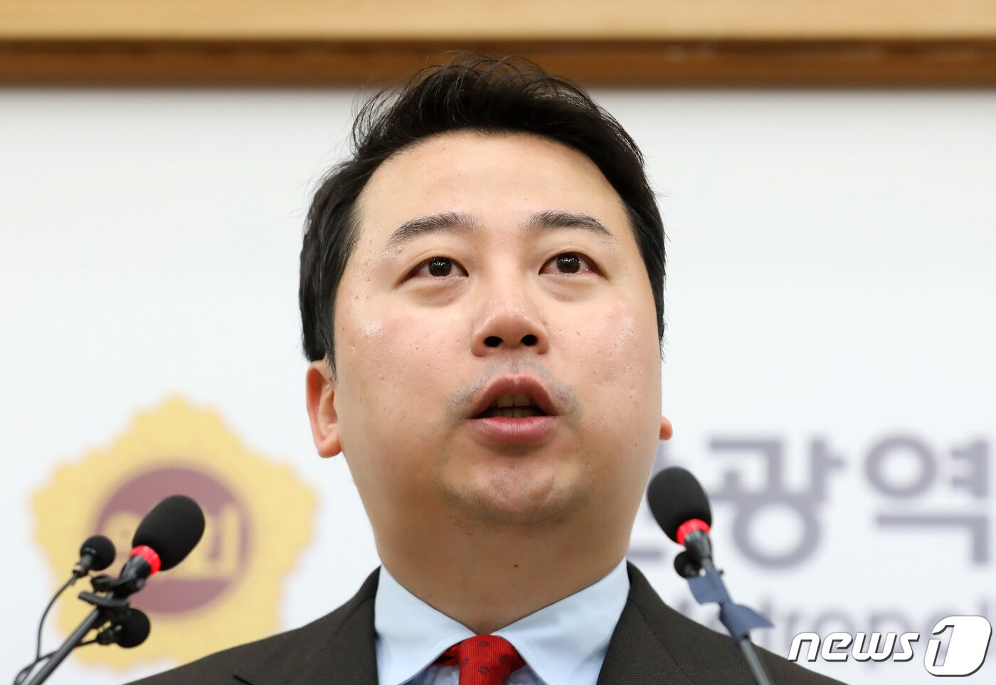 본문 이미지 - 국민의힘 부산 수영구 후보로 공천을 받았다가 막말 논란으로 공천이 취소된 장예찬 전 국민의힘 청년최고위원이 18일 오후 부산시의회 브리핑룸에서 기자회견을 열고 무소속 출마를 선언하고 있다. 2024.3.18/뉴스1 ⓒ News1 윤일지 기자