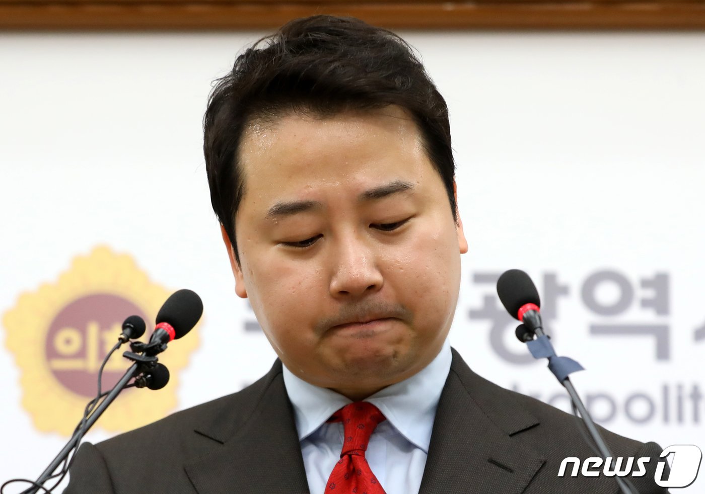 본문 이미지 - 국민의힘 부산 수영구 후보로 공천을 받았다가 막말 논란으로 공천이 취소된 장예찬 전 국민의힘 청년최고위원이 18일 오후 부산시의회 브리핑룸에서 기자회견을 열고 무소속 출마를 선언하고 있다. 2024.3.18/뉴스1 ⓒ News1 윤일지 기자