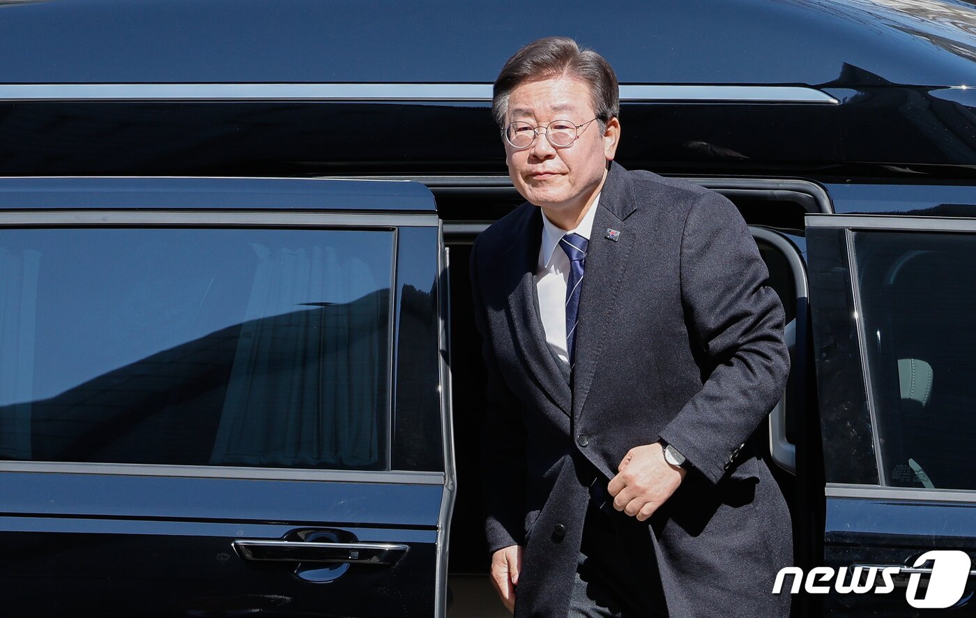 본문 이미지 - 이재명 더불어민주당 대표가 18일 오후 서울 서초구 중앙지방법원에서 열린 위증교사 혐의 관련 공판에 출석하기 위해 차에서 내리고 있다. 2024.3.18/뉴스1 ⓒ News1 안은나 기자