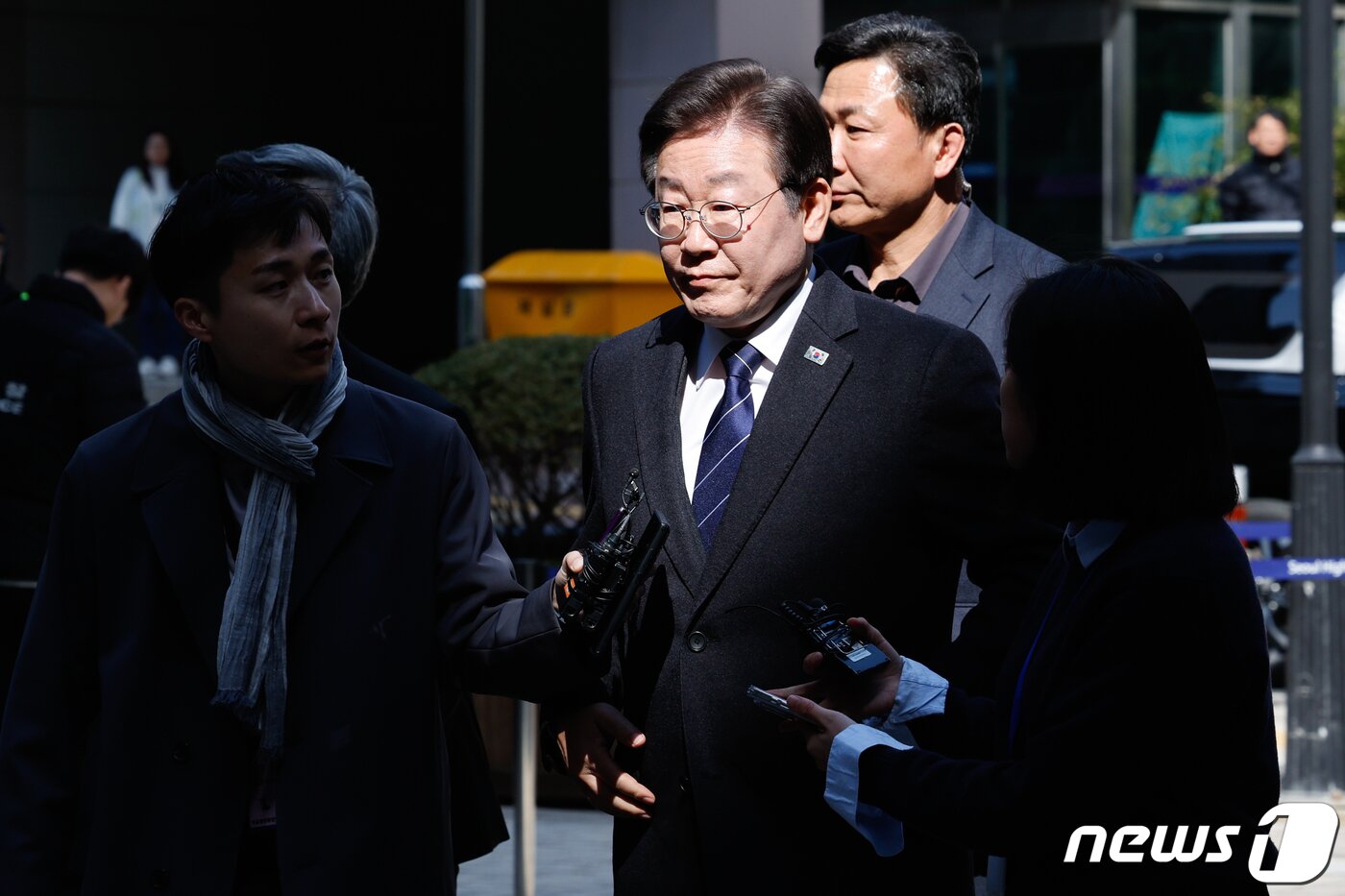 본문 이미지 - 이재명 더불어민주당 대표가 18일 오후 서울 서초구 중앙지방법원에서 열린 위증교사 혐의 관련 공판에 출석하고 있다. 2024.3.18/뉴스1 ⓒ News1 안은나 기자