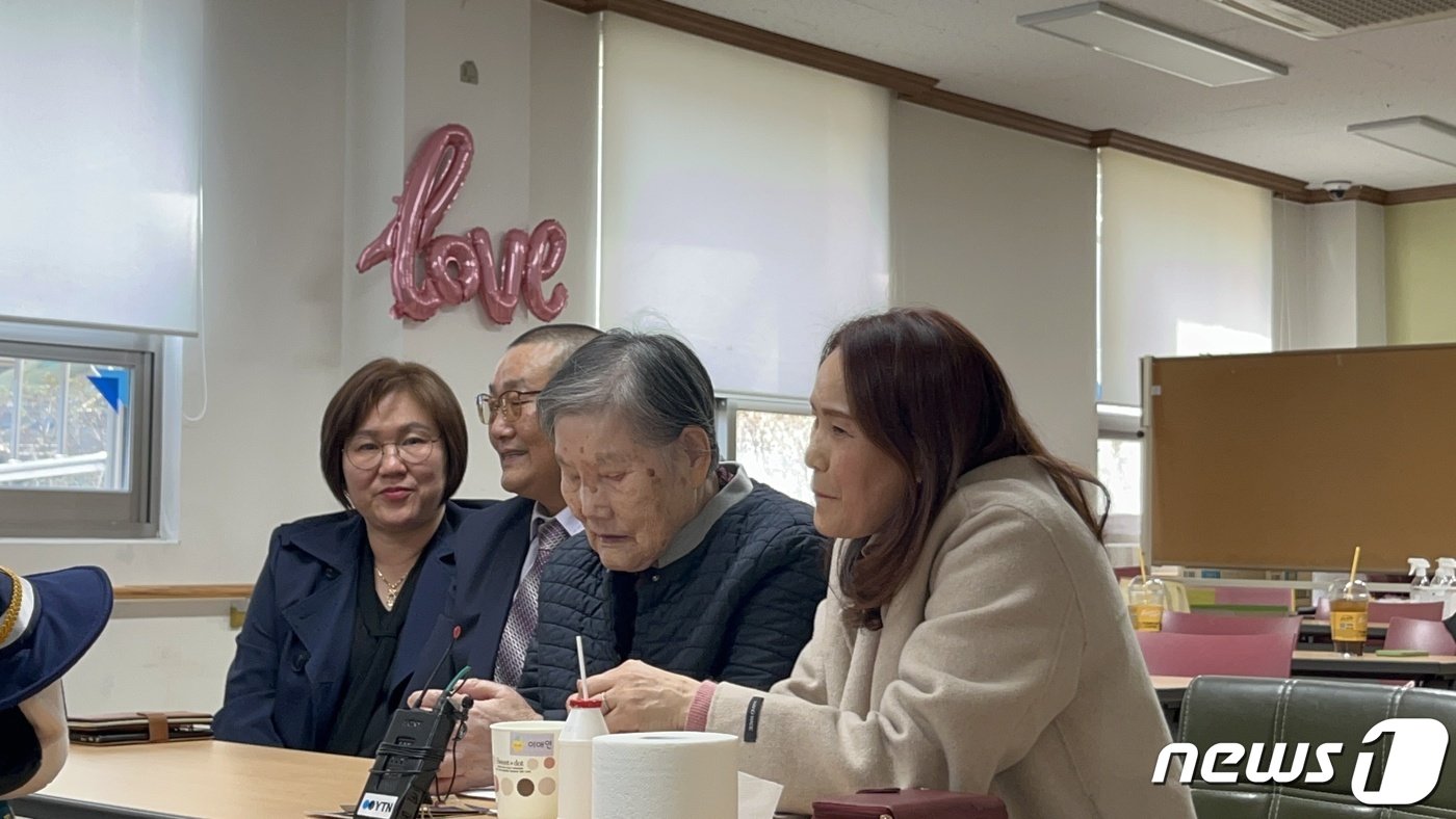 본문 이미지 - 40년 전 실종돼 미국으로 입양된 박동수 씨와 친모 이애연 씨(오른쪽에서 두번째) 등 가족들이 정부의 유전자 검사제도를 활용해 18일 극적으로 상봉했다