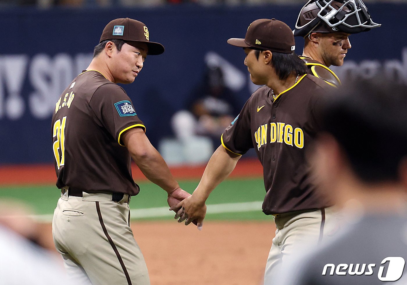 본문 이미지 - 18일 서울 고척스카이돔에서 미국프로야구(MLB) 공식 개막시리즈를 앞두고 열린 LG 트윈스와 샌디에이고 파드리스의 스페셜 경기를 마친 고우석과 김하성이 하이파이브를 나누고 있다. 2024.3.18/뉴스1 ⓒ News1 박정호 기자