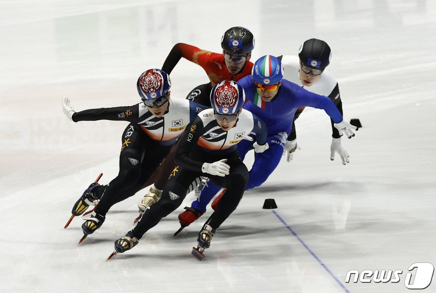 본문 이미지 - 세계선수권 경기 도중 황대헌과 충돌한 박지원(맨 앞쪽). ⓒ 로이터=뉴스1 ⓒ News1 구경진 인턴기자