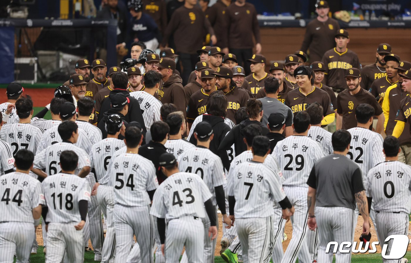 18일 서울 고척스카이돔에서 미국프로야구&#40;MLB&#41; 공식 개막시리즈를 앞두고 열린 LG 트윈스와 샌디에이고 파드리스의 스페셜 경기에서 5-4승리를 이끈 샌디에이고 김하성이 모자를 벗은 채 LG 선수들과 인사를 나누고 있다. &#40;공동취재&#41; 2024.3.18/뉴스1 ⓒ News1 박정호 기자