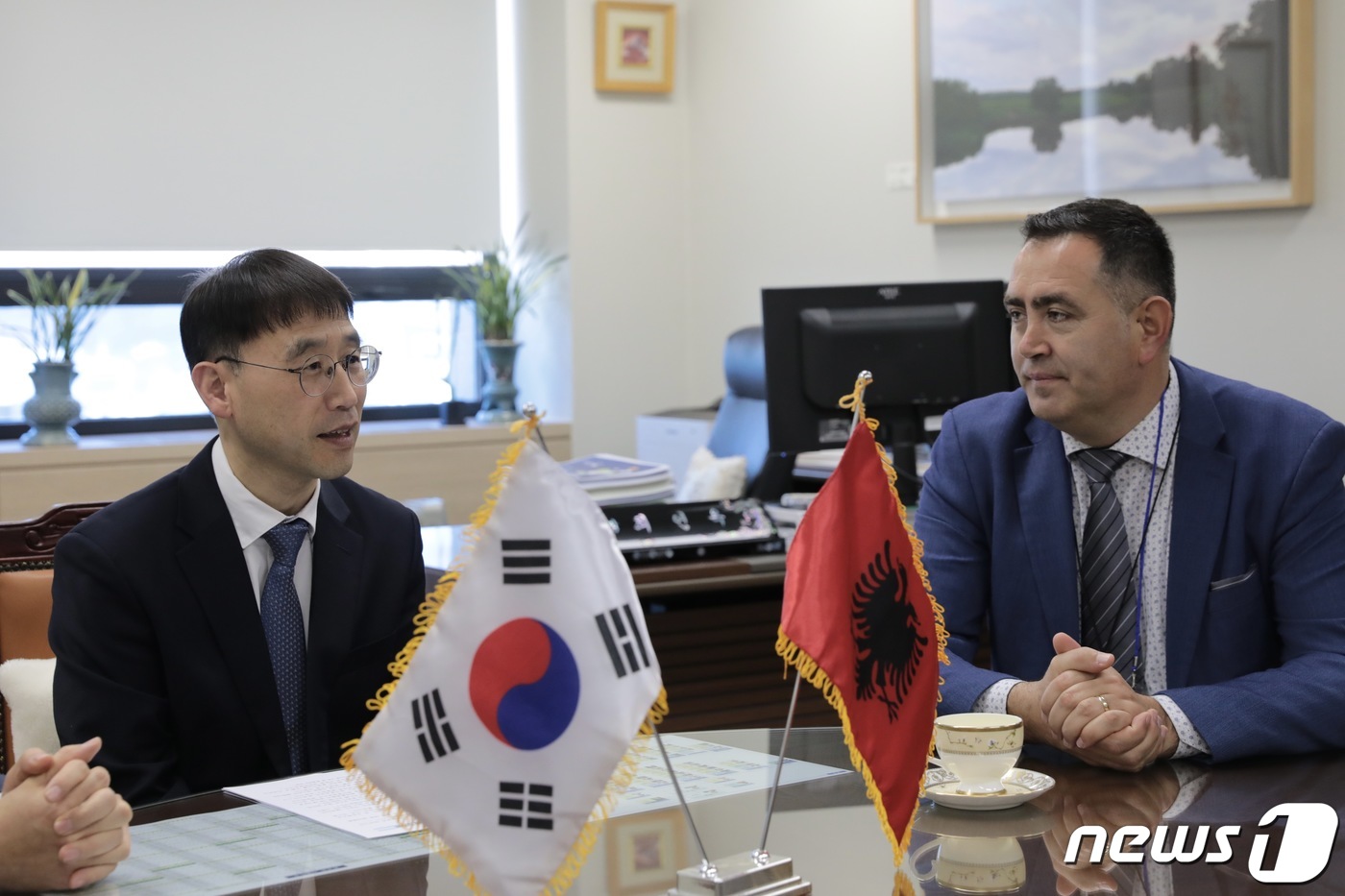 (서울=뉴스1) = 최연옥 통계청 차장(왼쪽)이 18일 대전 통계청을 찾은 알바니아 정책실무자연수단과 면담하고 있다. (통계청 제공) 2024.3.18/뉴스1