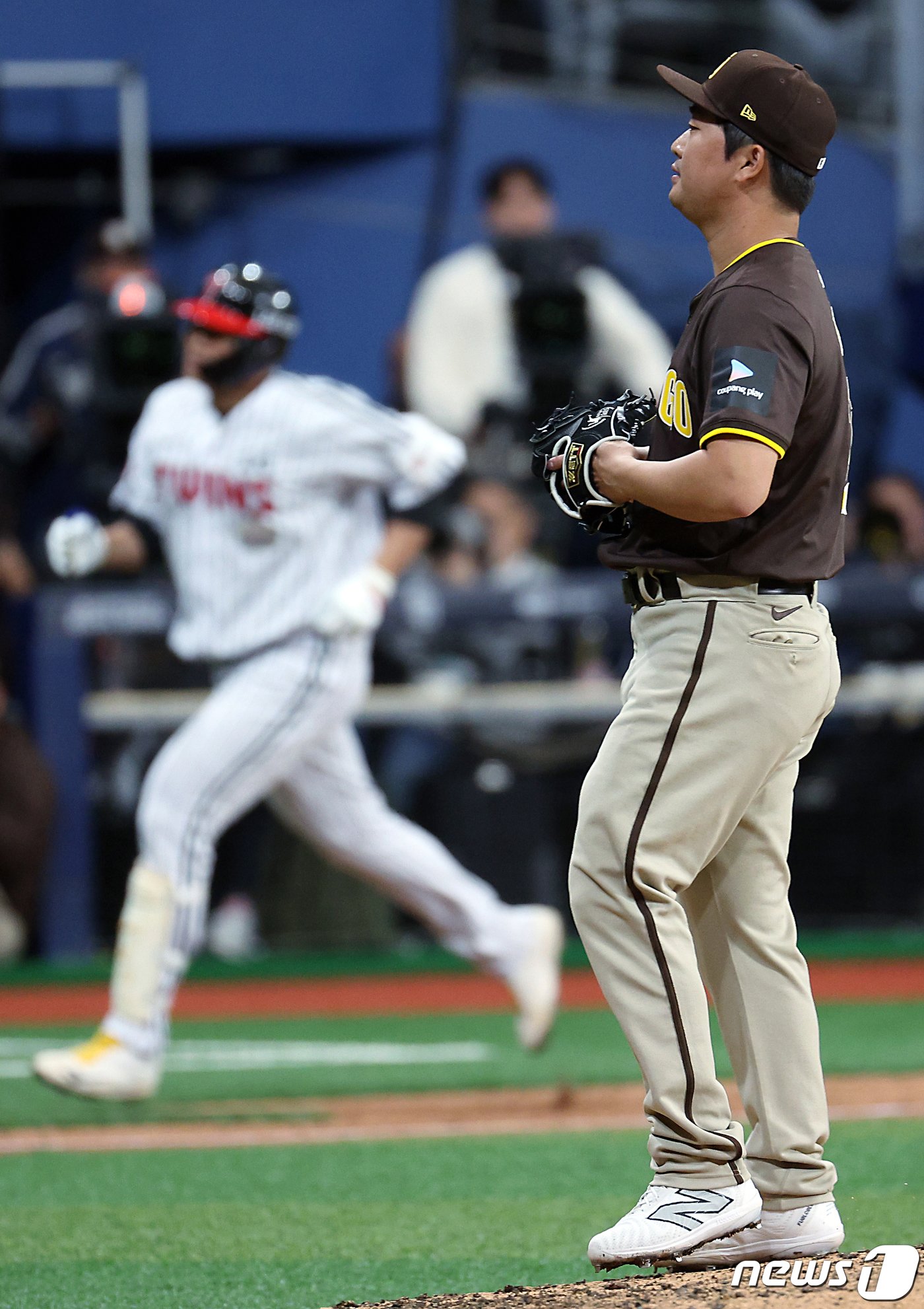 18일 서울 고척스카이돔에서 미국프로야구&#40;MLB&#41; 공식 개막시리즈를 앞두고 열린 LG 트윈스와 샌디에이고 파드리스의 스페셜 경기에서 9회말 샌디에이고 고우석이 LG 이재원에게 투런 홈런을 맞고 있다. 2024.3.18/뉴스1 ⓒ News1 박정호 기자