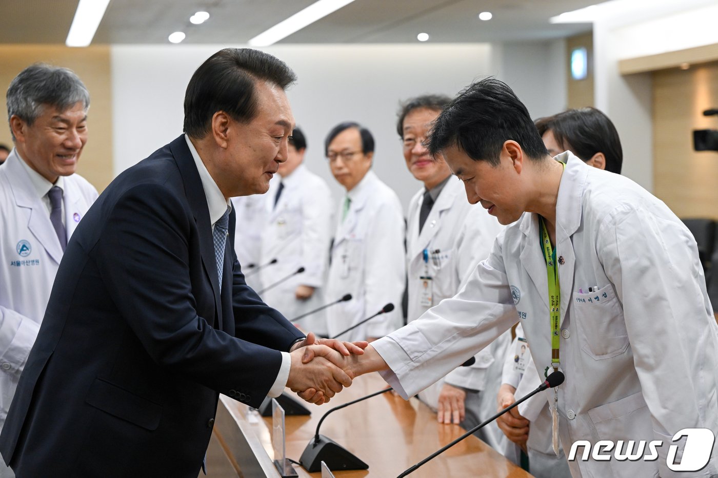 본문 이미지 - 윤석열 대통령이 18일 오전 서울 송파구 서울아산병원 어린이병원을 방문해 의료진을 격려하고 있다. (대통령실 제공) 2023.3.18/뉴스1 ⓒ News1 오대일 기자