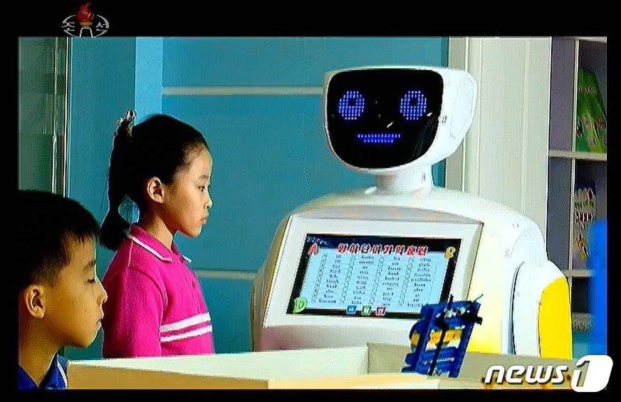 북한 평양교원대학에서 학생들 수업에 활용 중인 인공지능&#40;AI&#41; 로봇. &#40;출처=조선중앙TV&#41; 2024.3.18./뉴스1