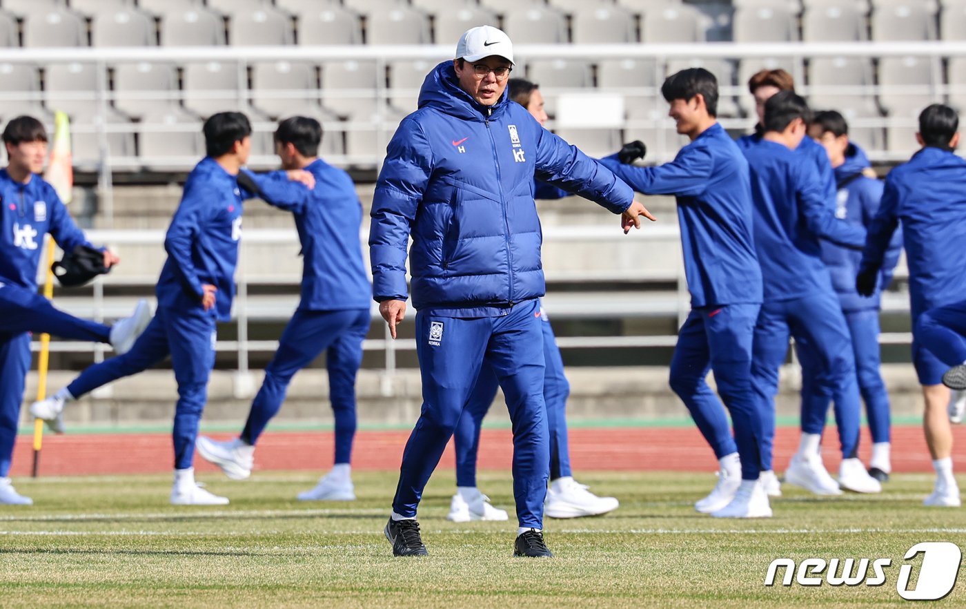 황선홍 대한민국 축구대표팀 임시 감독이 18일 오후 경기 고양종합운동장에서 2026 국제축구연맹&#40;FIFA&#41; 북중미 월드컵 아시아 지역 2차 예선 태국과의 2연전을 앞두고 진행된 훈련에서 선수들을 지켜보고 있다.  2024.3.18/뉴스1 ⓒ News1 김도우 기자