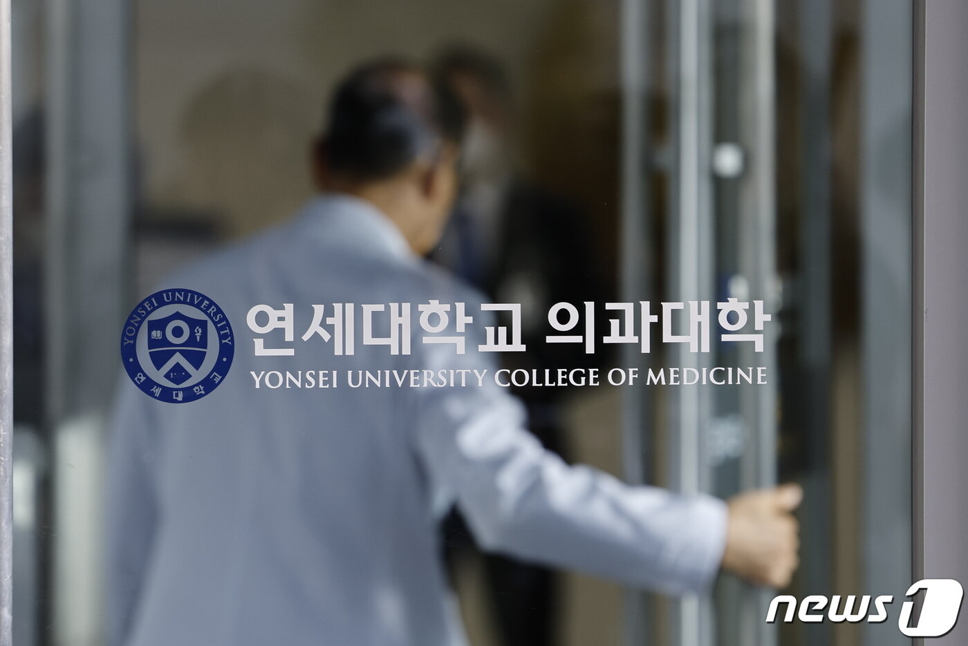 본문 이미지 - 18일 오후 서울 서대문구 연세대학교 의과대학에서 연세의대 교수협 비상대책위원회 주최 임시 전체 교수회의가 열릴 예정인 가운데 의료진이 의대 건물로 들어가고 있다. 2024.3.18/뉴스1 ⓒ News1 안은나 기자