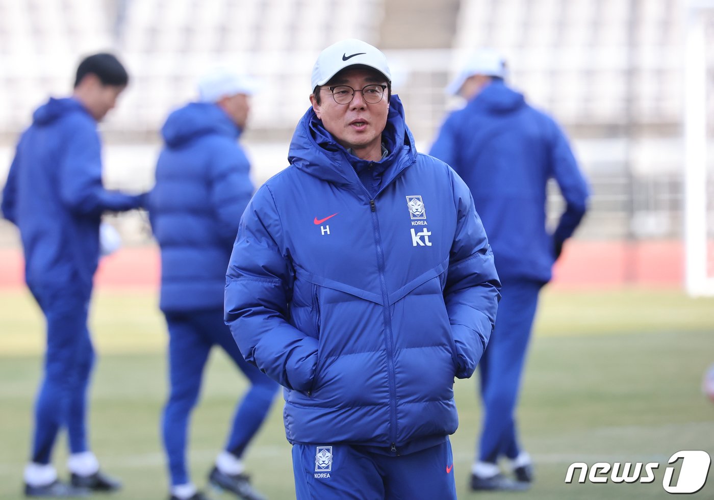 황선홍 대한민국 축구대표팀 임시 감독이 18일 오후 경기 고양종합운동장에서 2026 국제축구연맹&#40;FIFA&#41; 북중미 월드컵 아시아 지역 2차 예선 태국과의 2연전을 앞두고 진행된 훈련에서 선수들을 지켜보고 있다.. 2024.3.18/뉴스1 ⓒ News1 김도우 기자