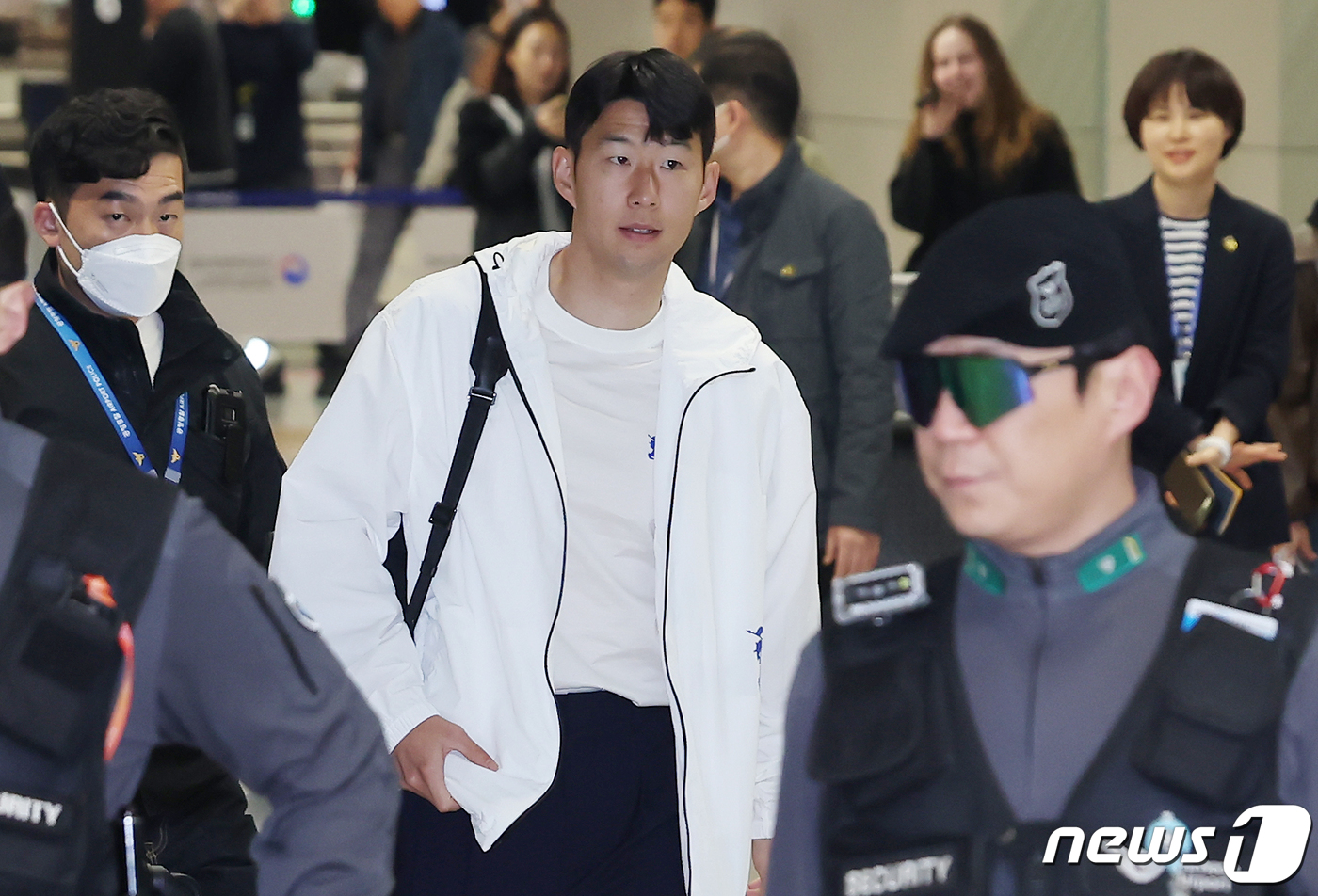 (인천공항=뉴스1) 김민지 기자 = 대한민국 축구대표팀 손흥민이 18일 오후 2026 북중미 월드컵 아시아 2차 예선 태국과의 2연전에 대비한 첫 훈련에 합류하기 위해 인천국제공항 …